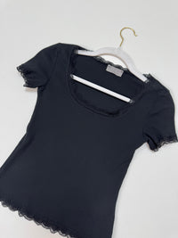 Shirt mit Spitzenrand BASIC QUEEN schwarz
