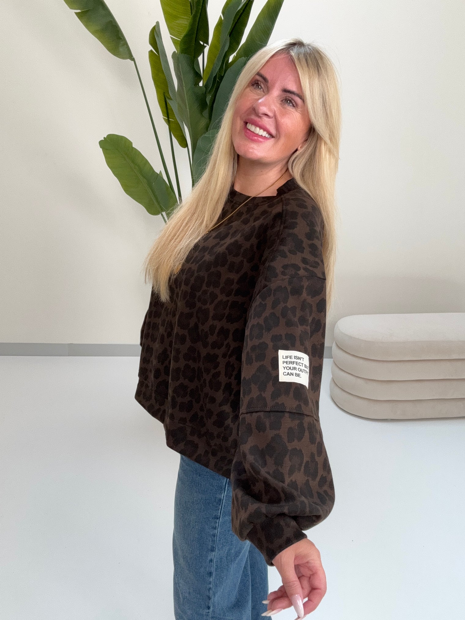 Butterstoff Sweater mit Patch am Ärmel dark chocolate LEO schwarz/taupe