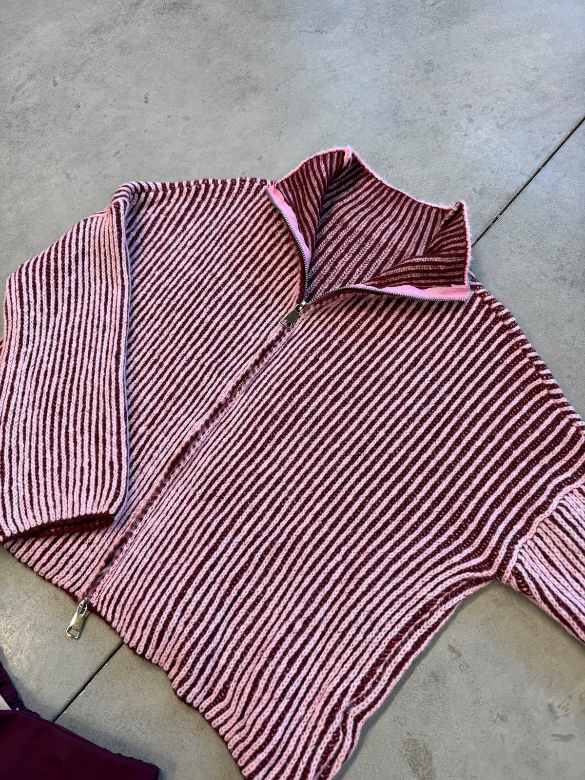 Strickjacke ZIPPER STRIPES burgundy/rosa