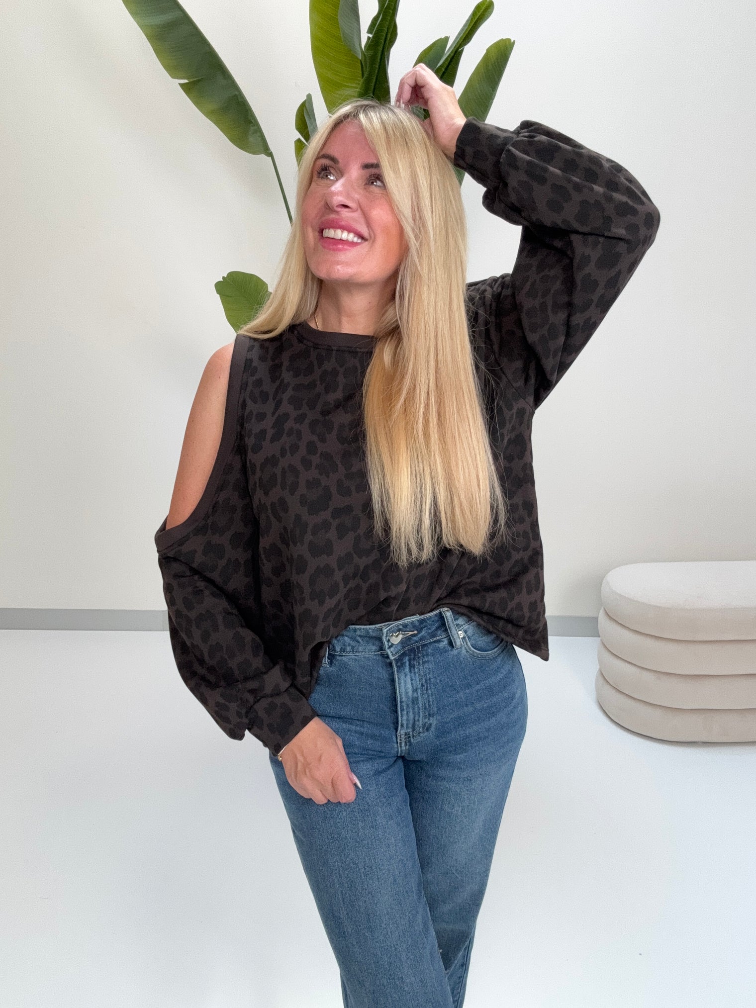Sweater mit Cut-Out an der Schulter dark chocolate LEO POWER schwarz/taupe
