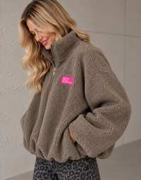 Kuschel Jacke mit Reißverschluss & Patch DRESS FOR YOURSELF Taupe
