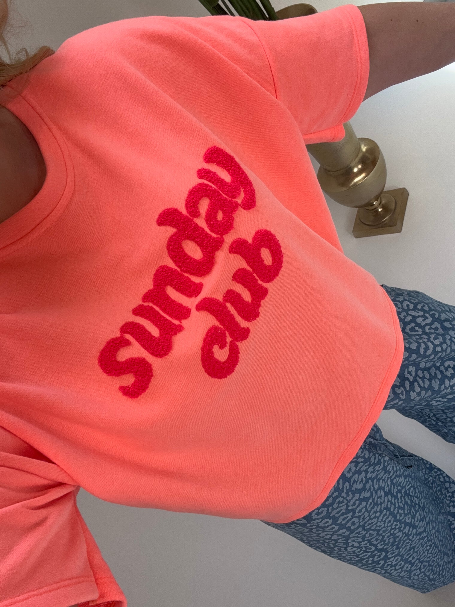 Kurz Arm Sweater Peach Neon  SUNDAY CLUB mit Neon Stickerei