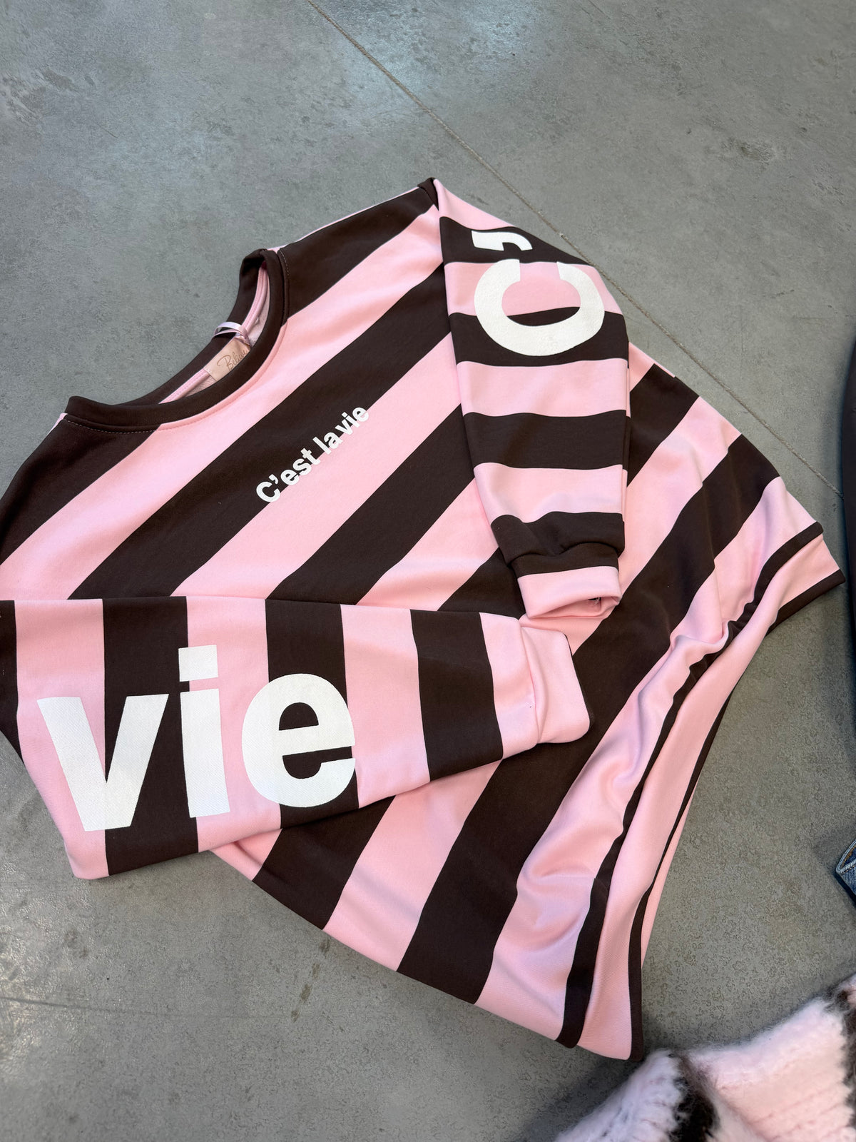 Sweater mit Rückenprint C'EST LA VIE rosa/braun