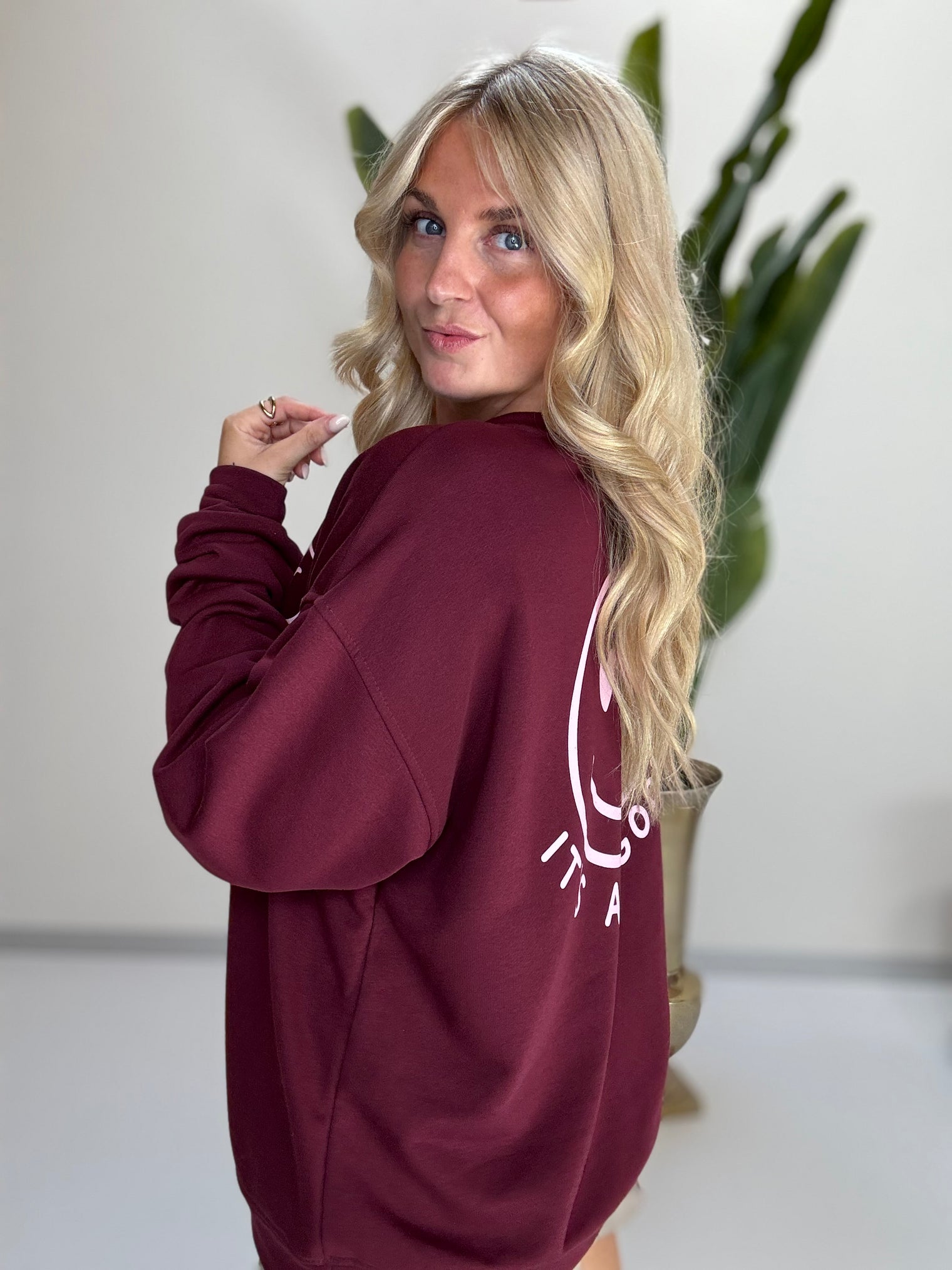Sweater mit Rückenprint burgundy/rosa ITS ALL GOOD