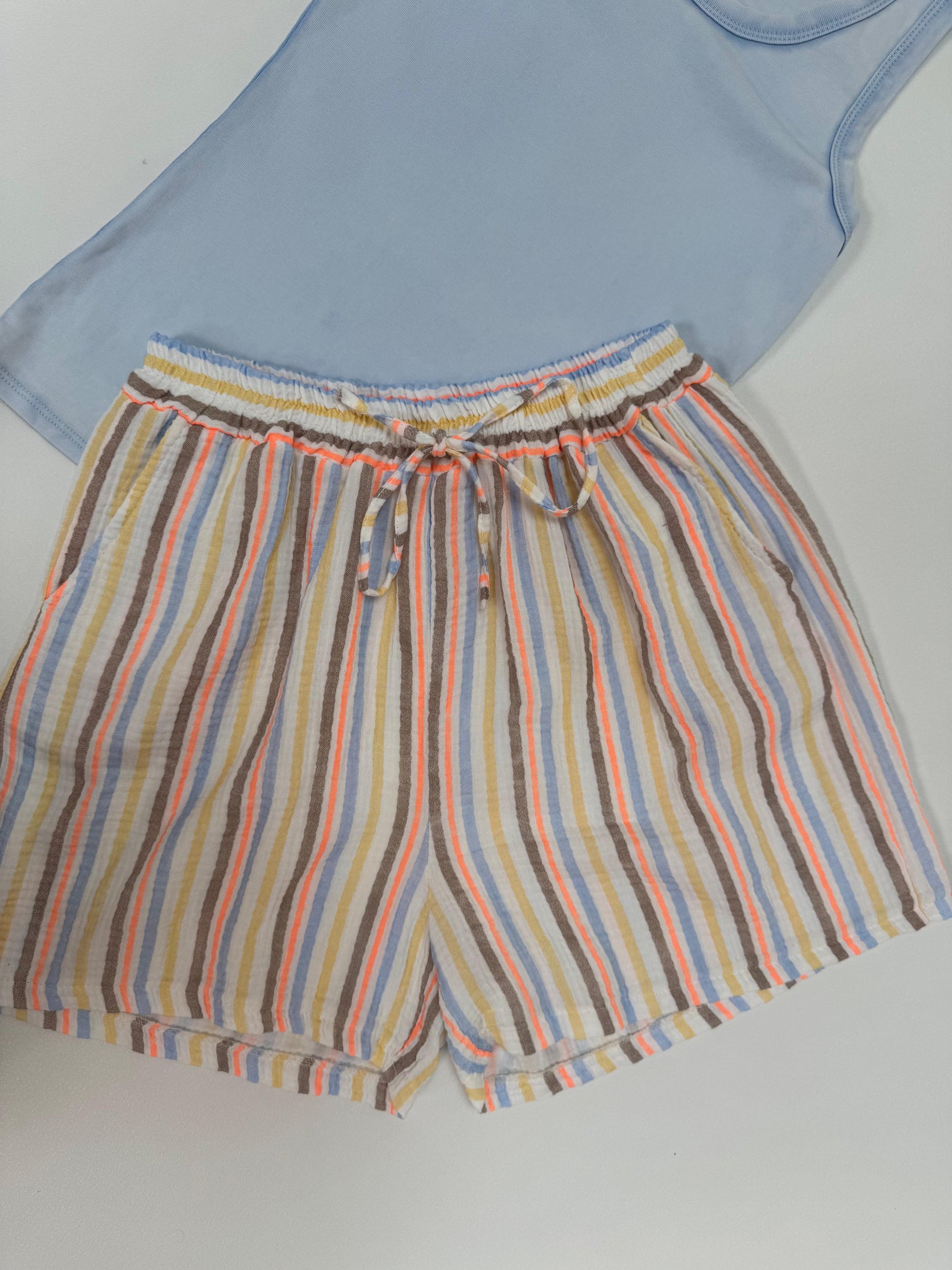 Musselin Shorts weiß SMALL STRIPES hellblau/taupe/orange/gelb