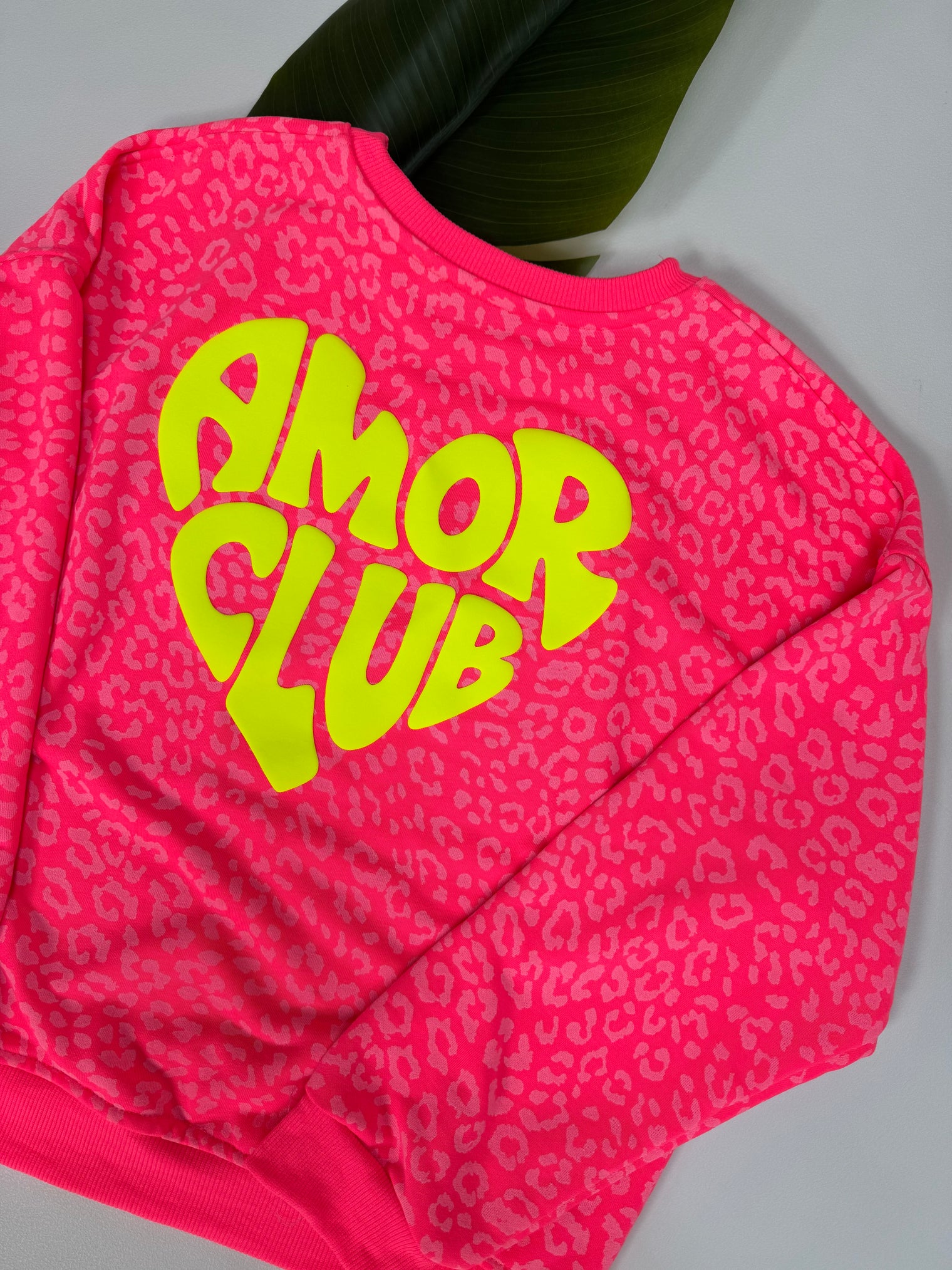 Sweater mit Rückenprint AMOR CLUB hot fuchsia leo