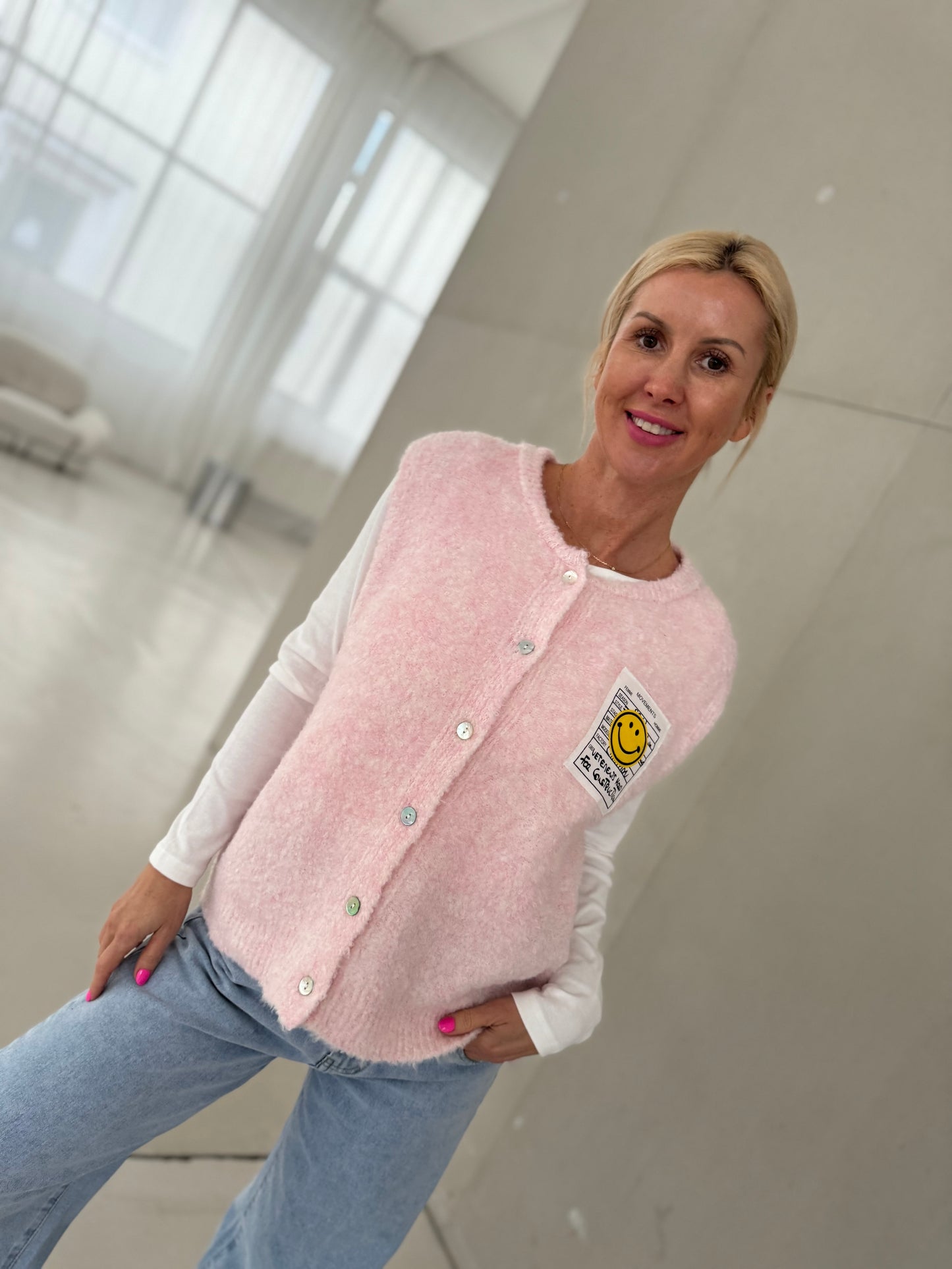 Kuschelige Strickweste mit Smiley Patch rosa