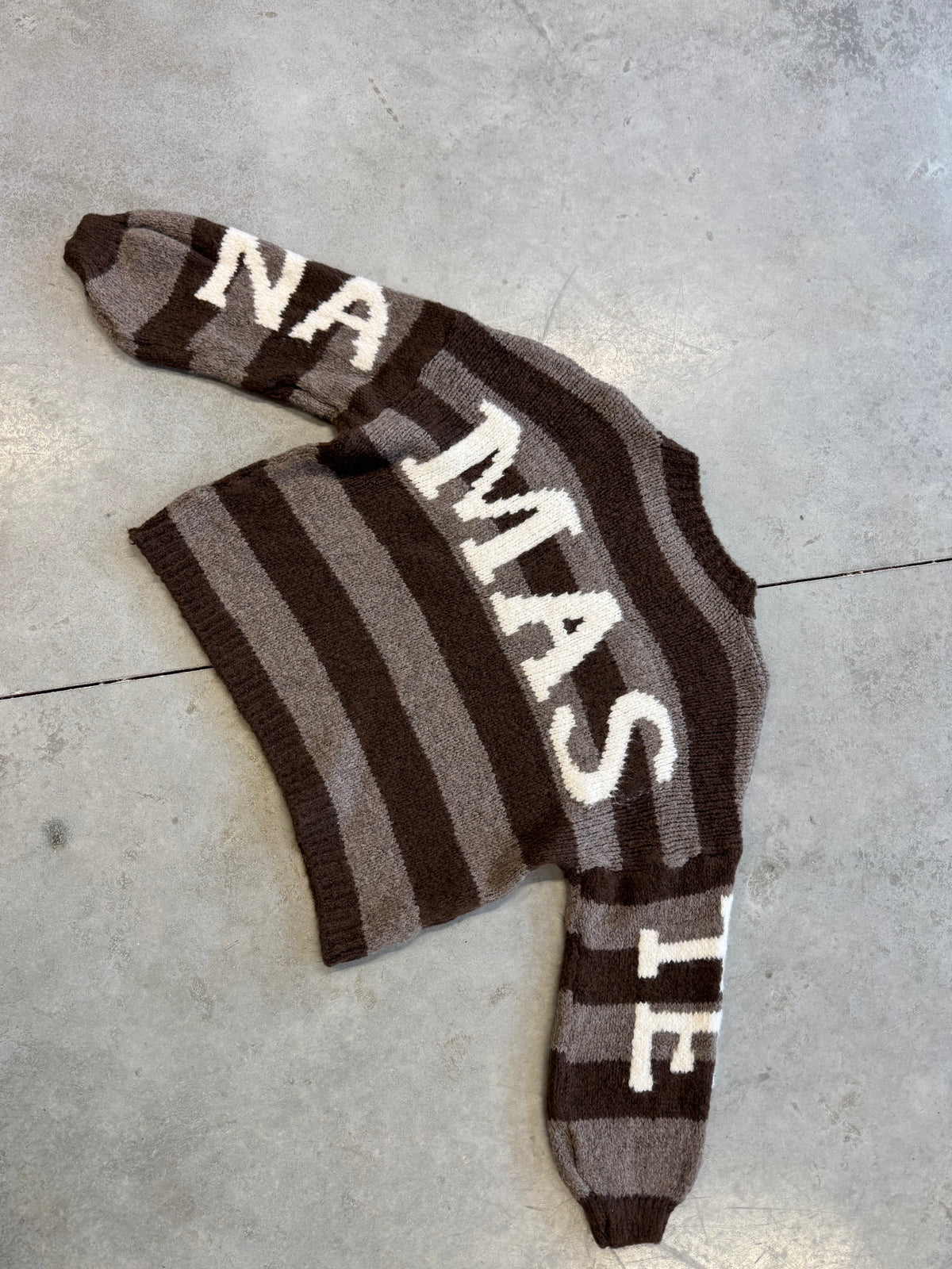 Kuschelweicher Strickpullover mit Rückenprint NAMASTE Gestreift Taupe/Chocolate