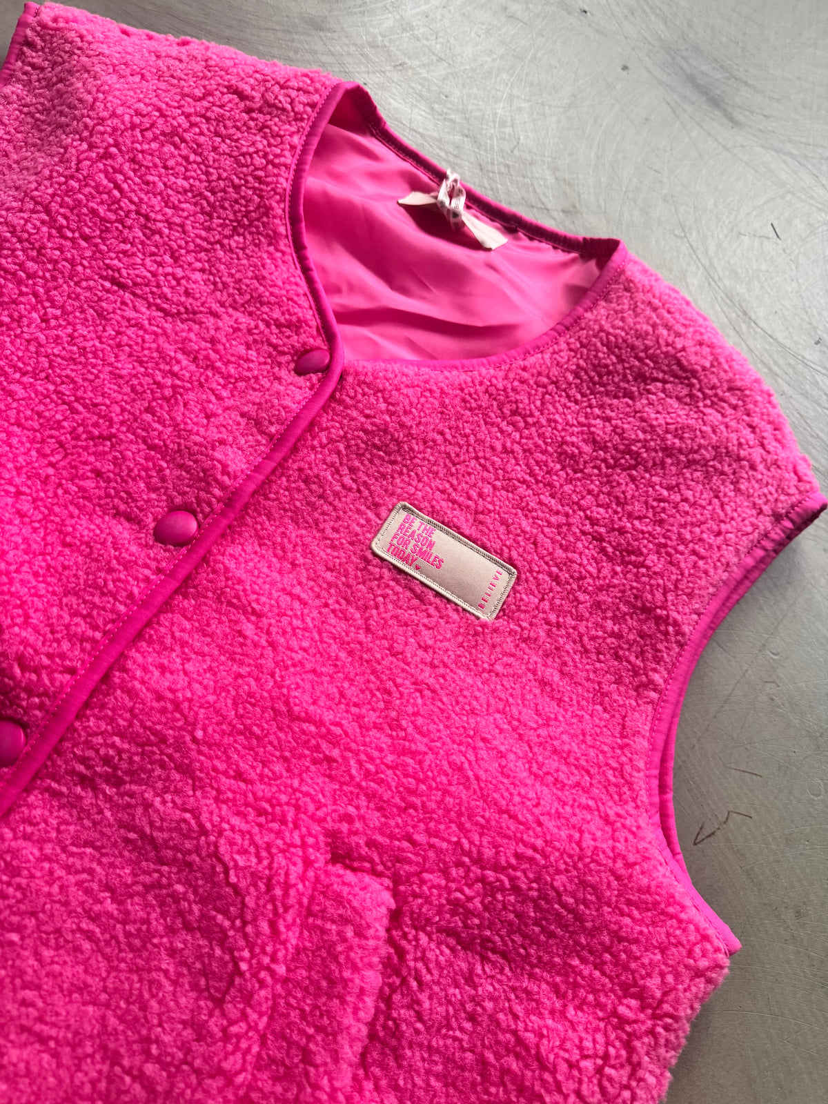 Teddy Weste mit Druckknöpfen & Patch BE THE REASON FOR SMILES TODAY pink