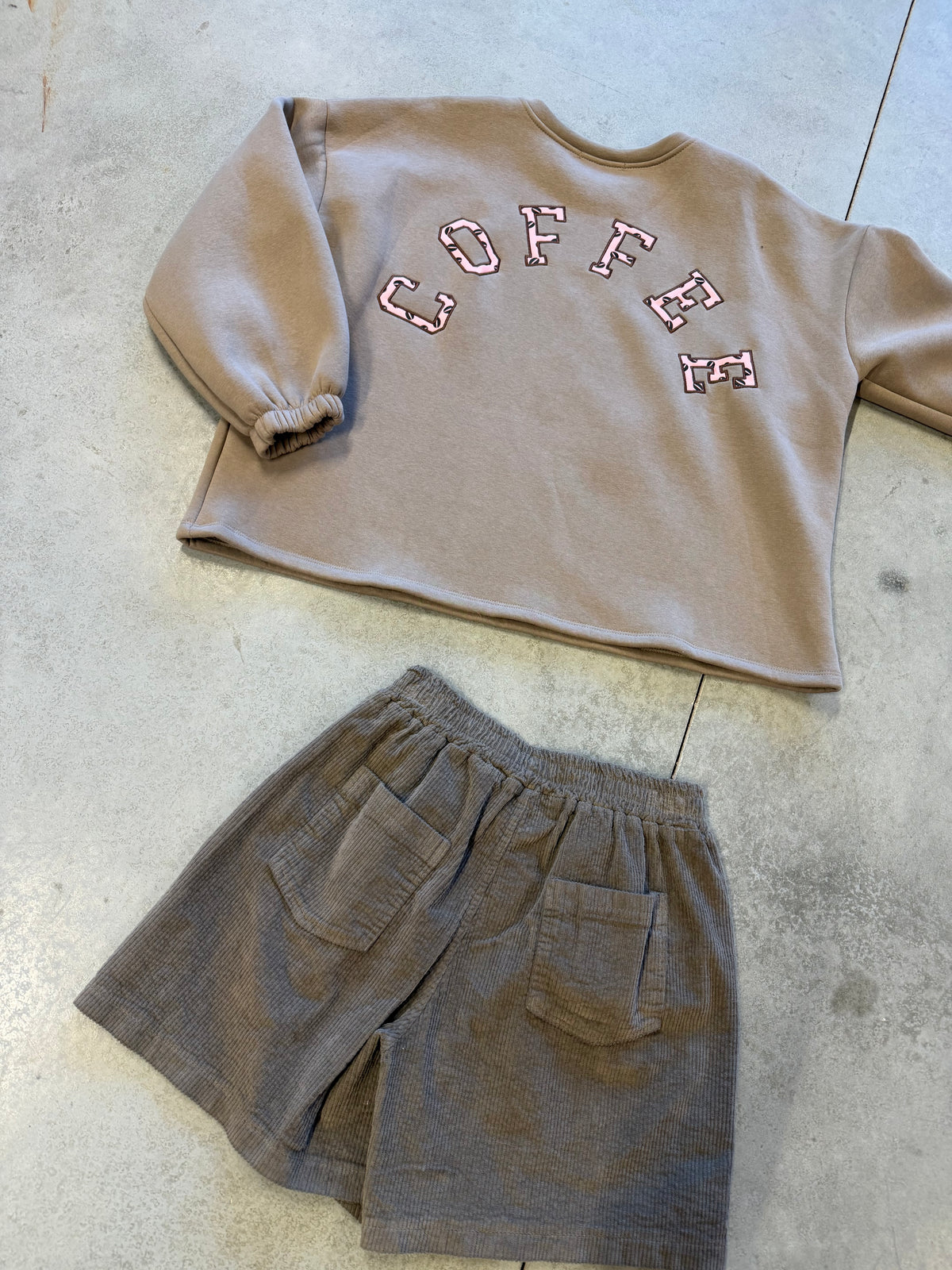 Sweater mit Rückenprint COFFEE taupe