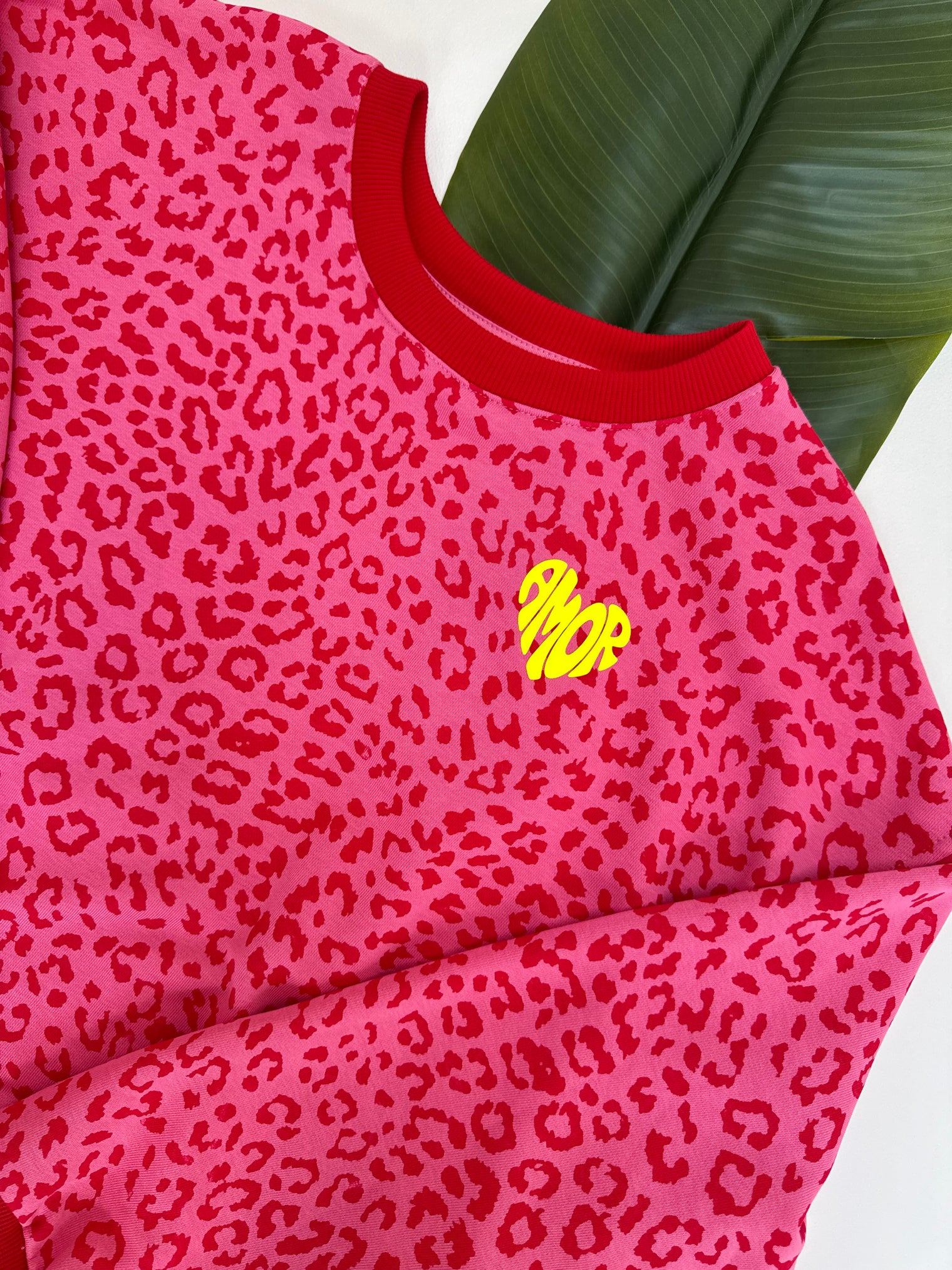 Sweater mit Rückenprint AMOR CLUB rot leo