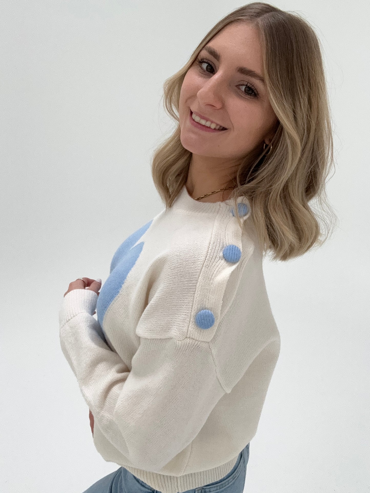 Pullover creme mit großem Herz & Knöpfen an der Schulter in taubenblau