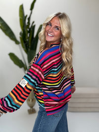 Butterstoff Sweater mit Patch am Ärmel schwarz/rainbow