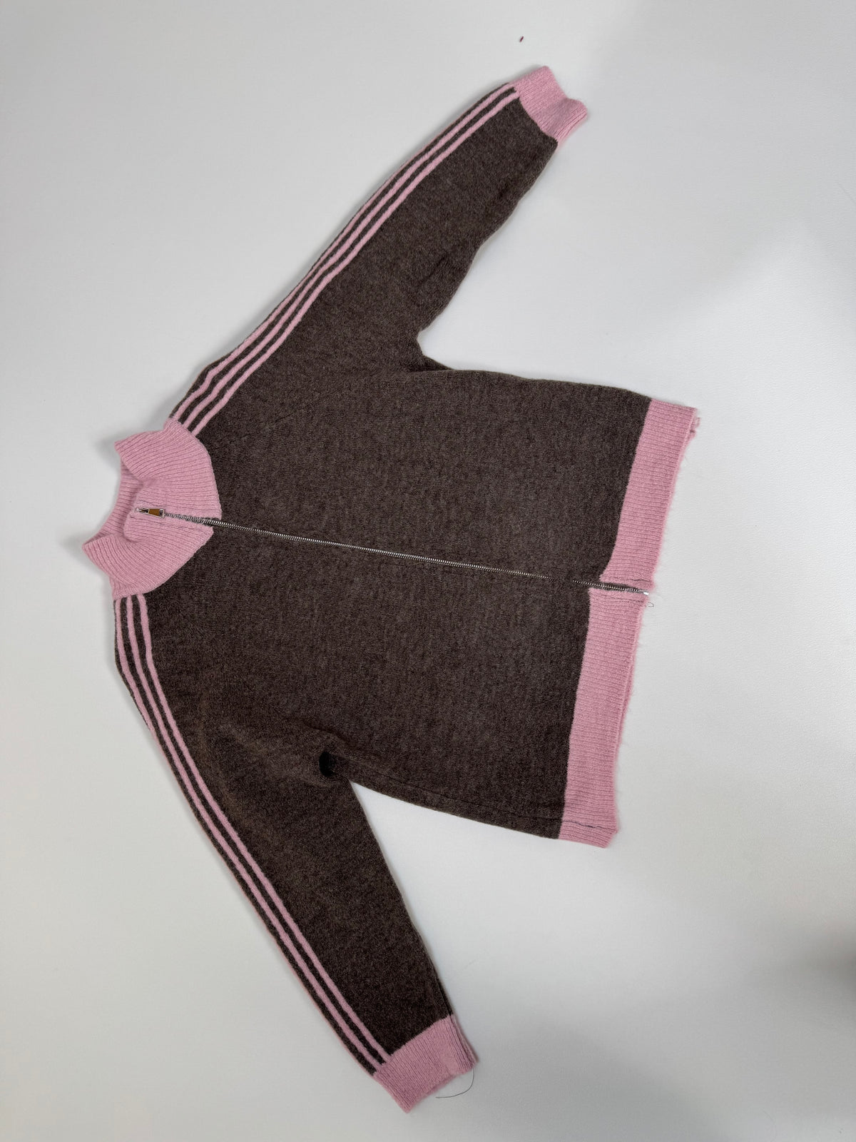 Kuschelweiche Zipper Strickjacke mit seitlichen Streifen taupe/rosa