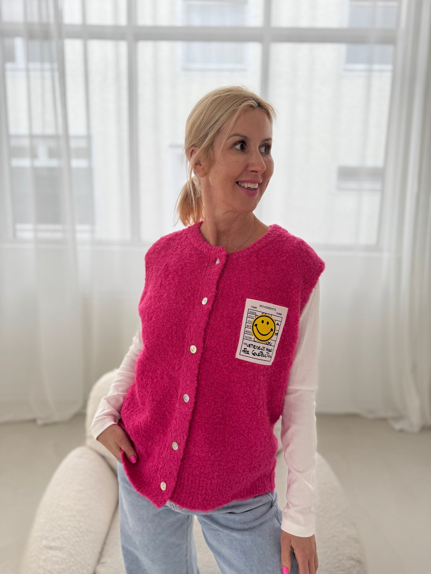 Kuschelige Strickweste mit Smiley Patch pink