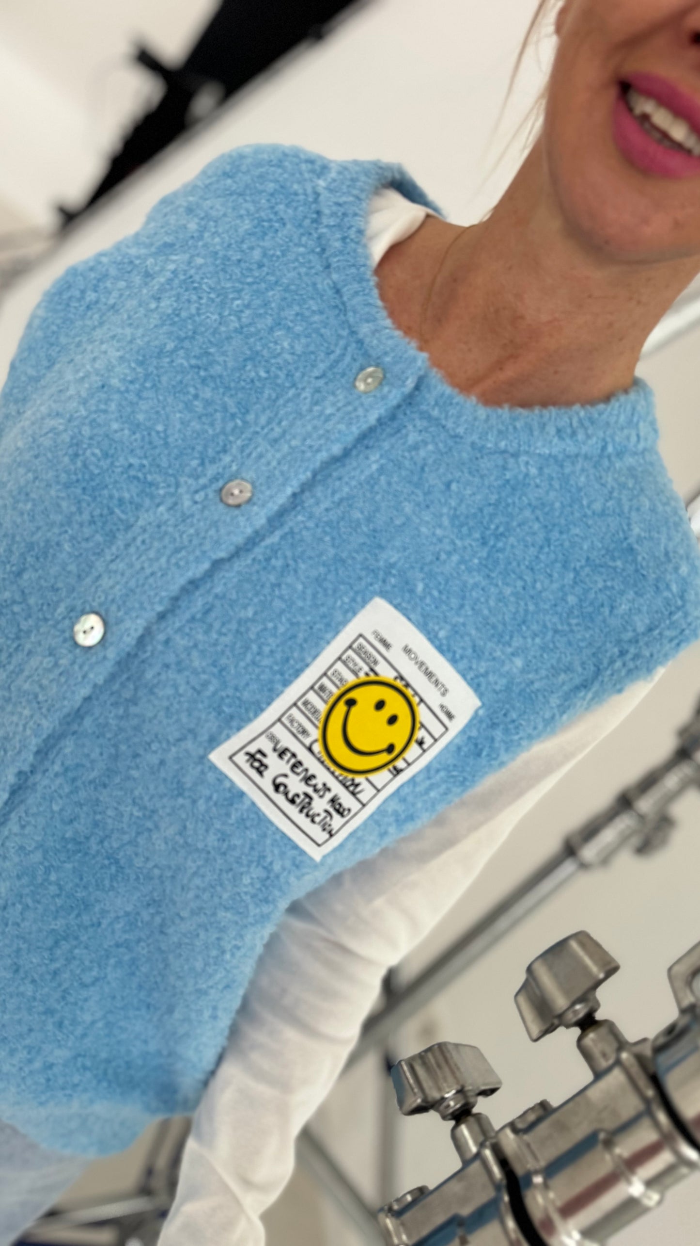 Kuschelige Strickweste mit Smiley Patch blau