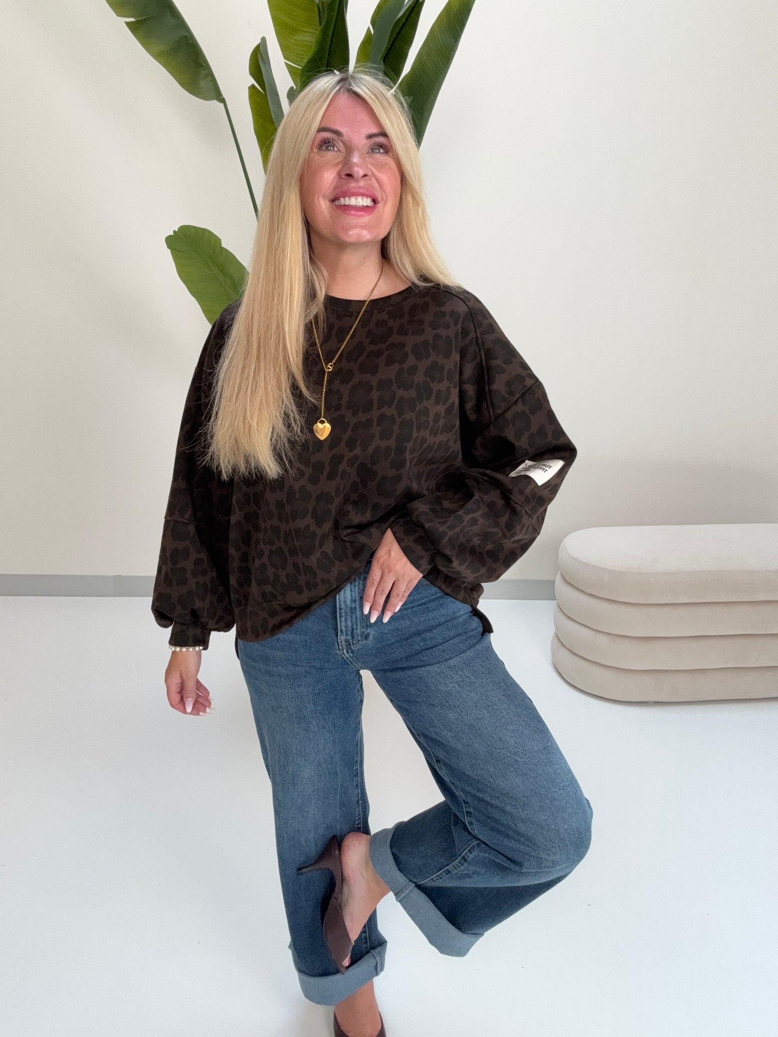 Butterstoff Sweater mit Patch am Ärmel dark chocolate LEO schwarz/taupe