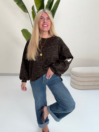 Butterstoff Sweater mit Patch am Ärmel dark chocolate LEO schwarz/taupe