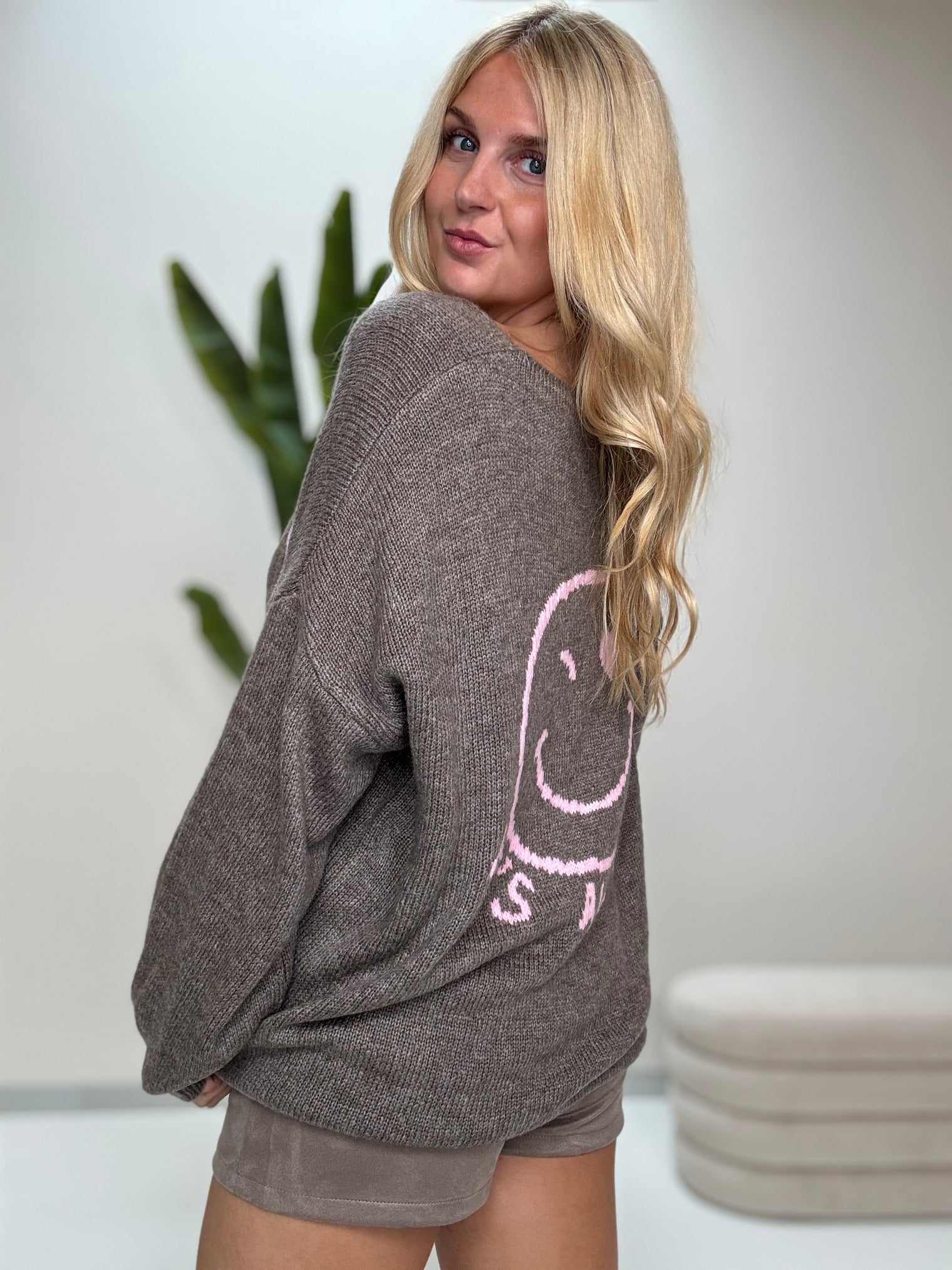 Oversize Strickpullover mit Smiley&Rückenprint taupe/rosa