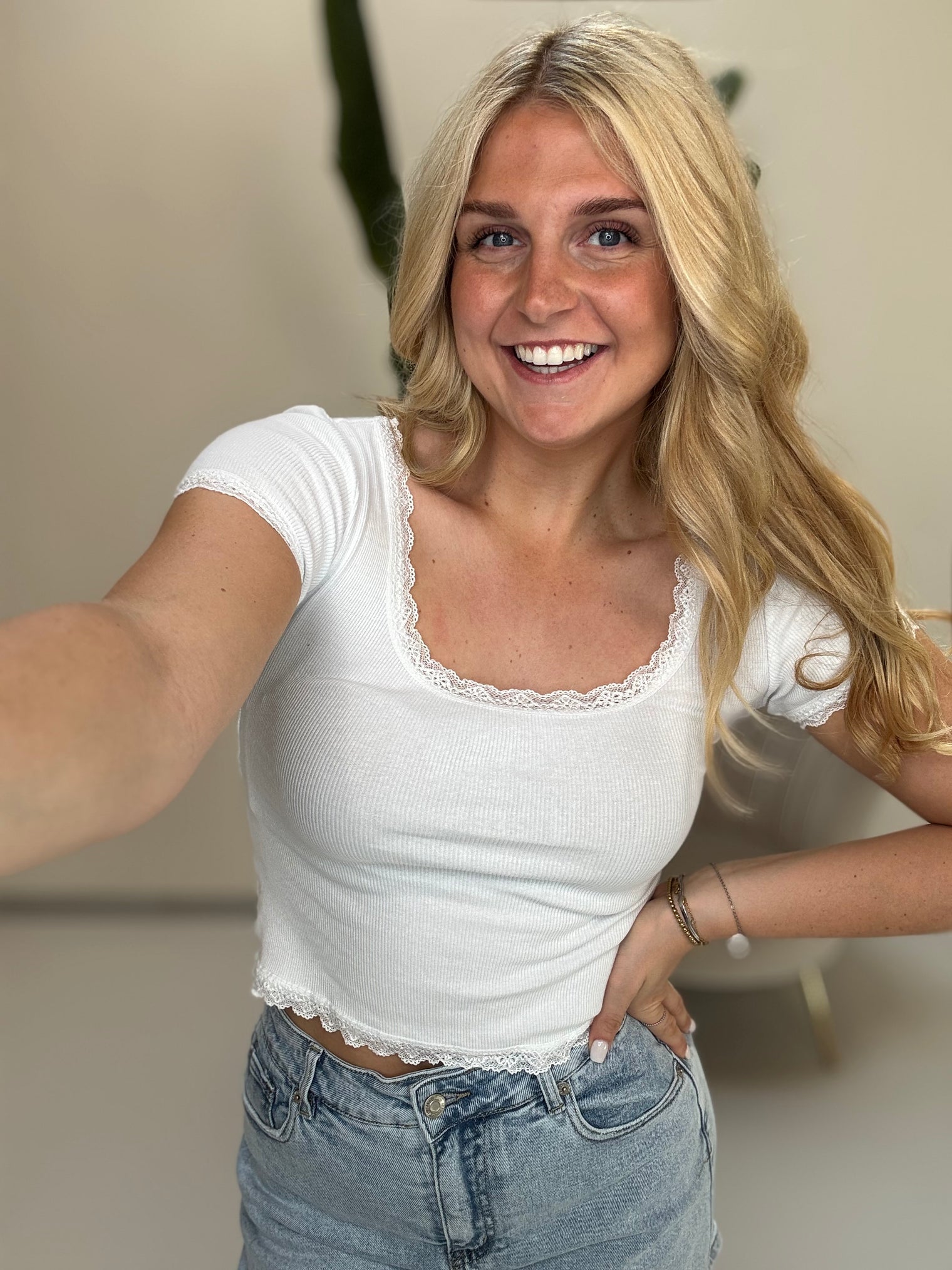 Shirt mit Spitzenrand BASIC QUEEN weiß