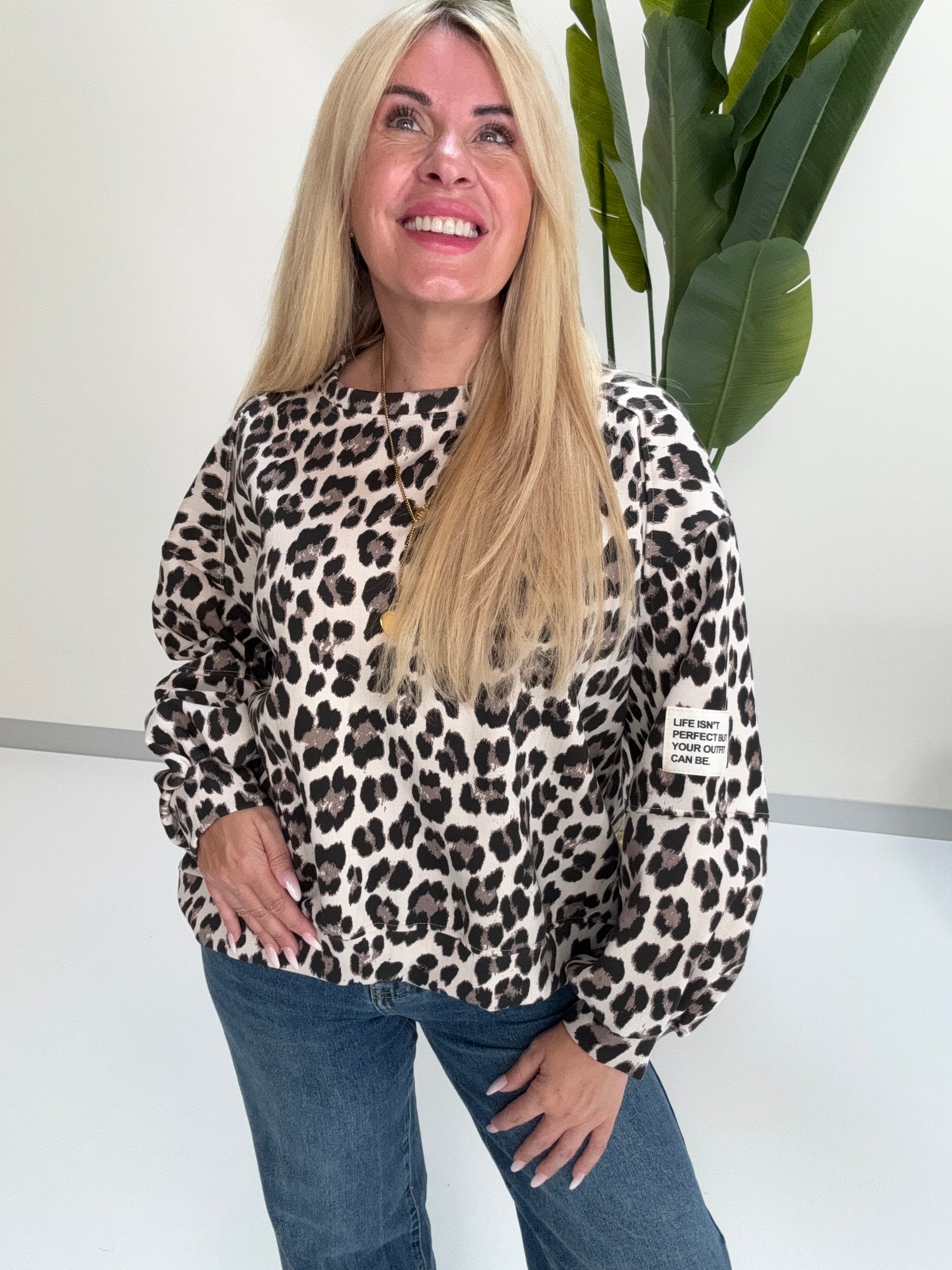 Butterstoff Sweater mit Patch am Ärmel creme LEO schwarz/taupe