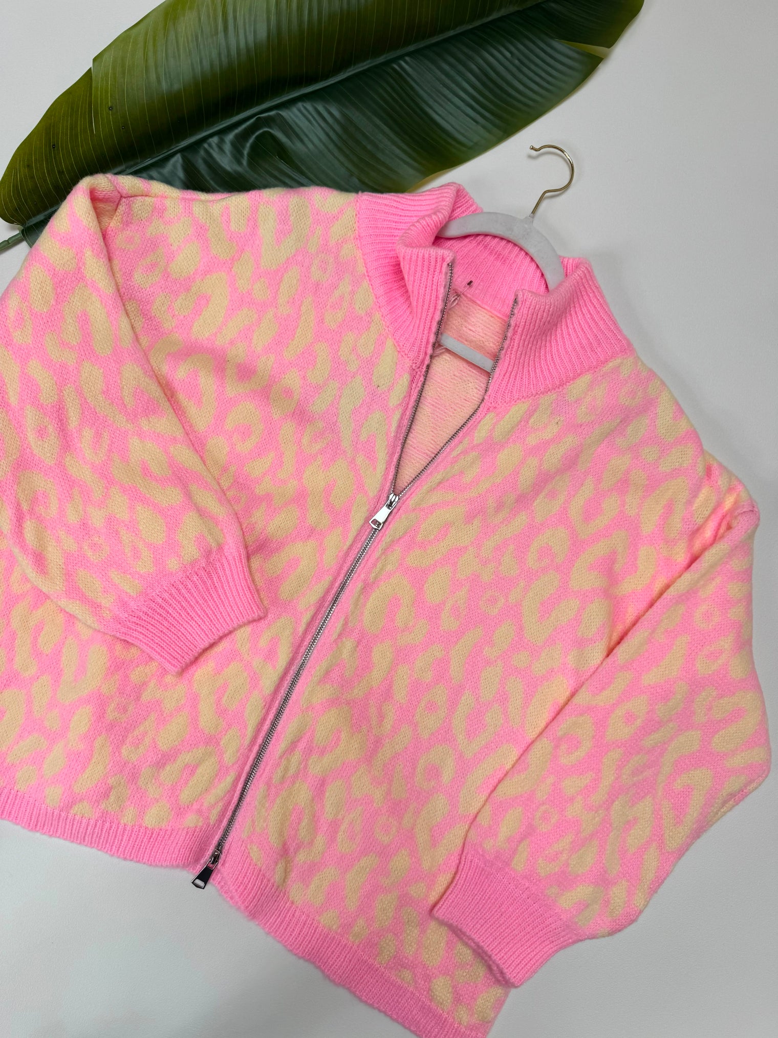 Zipper Strickjacke im angesagten Leo Muster rosa/buttermilk