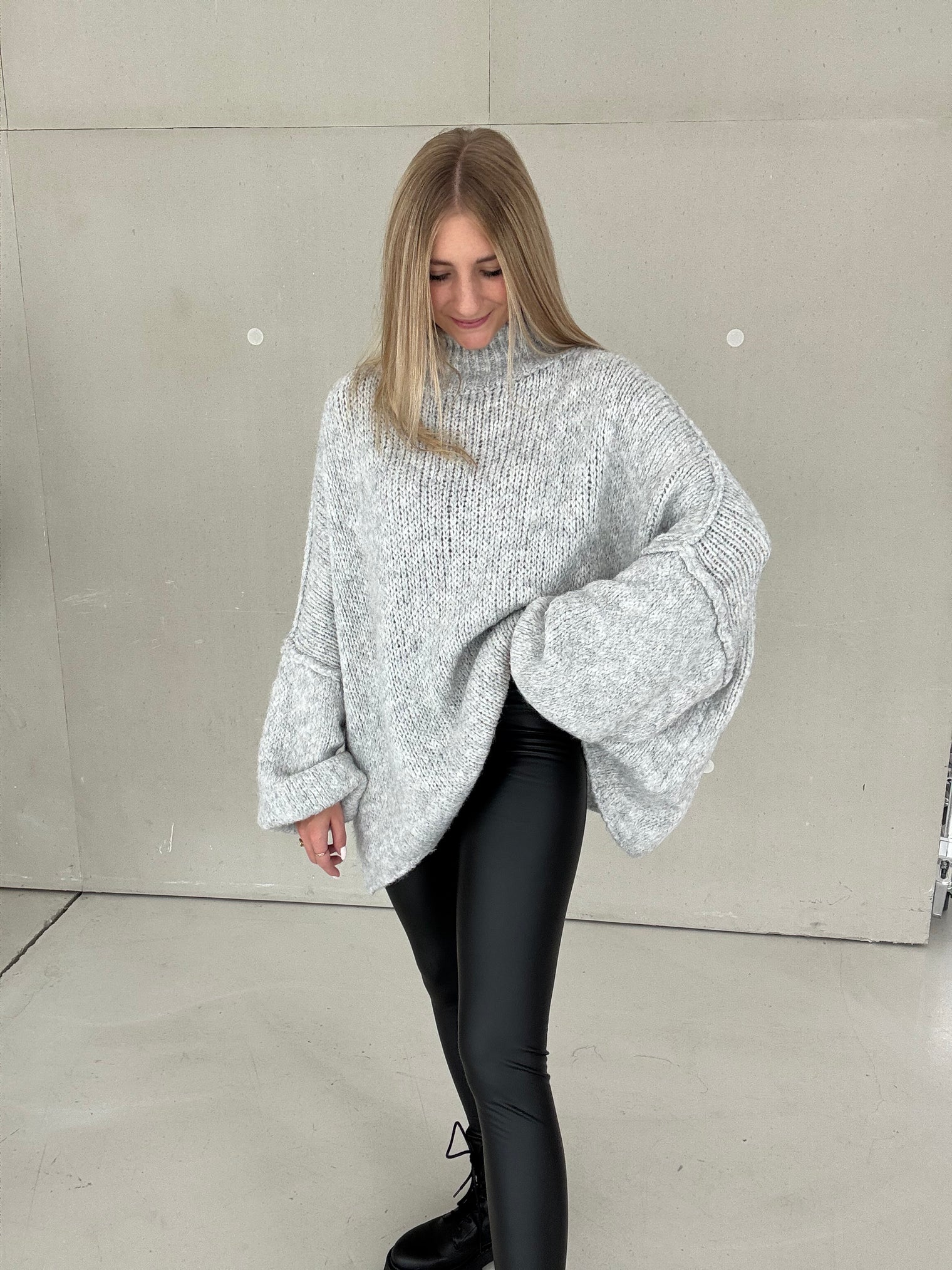 Kuschelweicher OVERSIZE Strickpullover hellgrau
