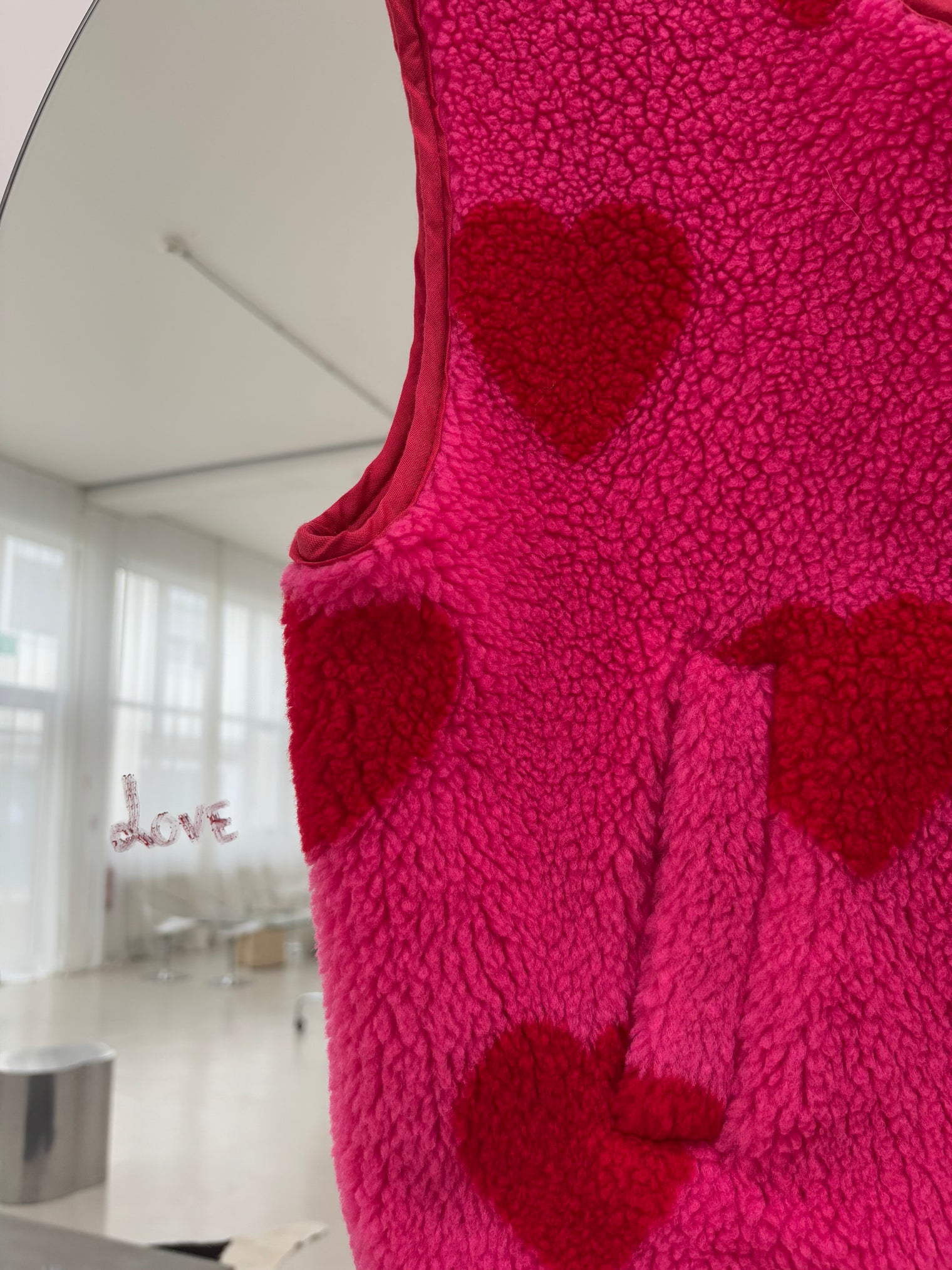 Teddy Weste pink mit Herzen in rot