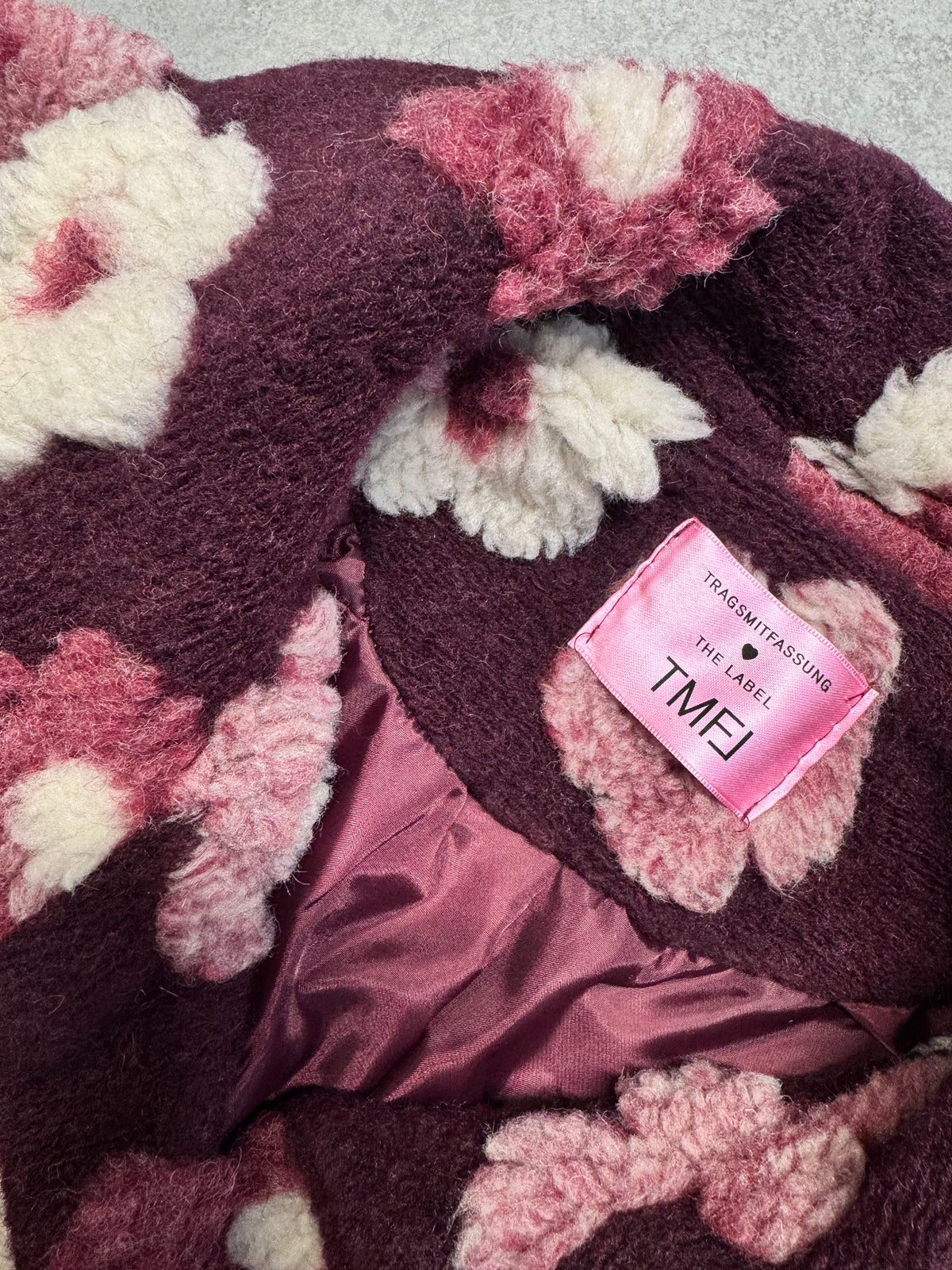 Jacke FLEUR DE LUXE mit 3D-Blütenapplikation burgundy