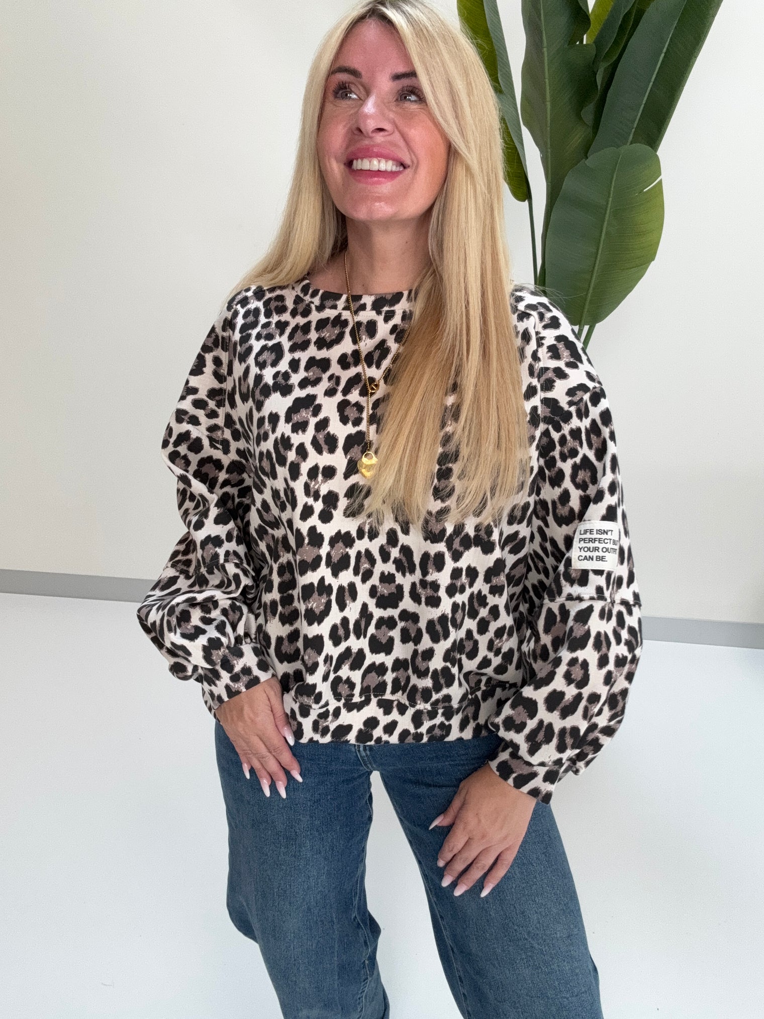 Butterstoff Sweater mit Patch am Ärmel creme LEO schwarz/taupe