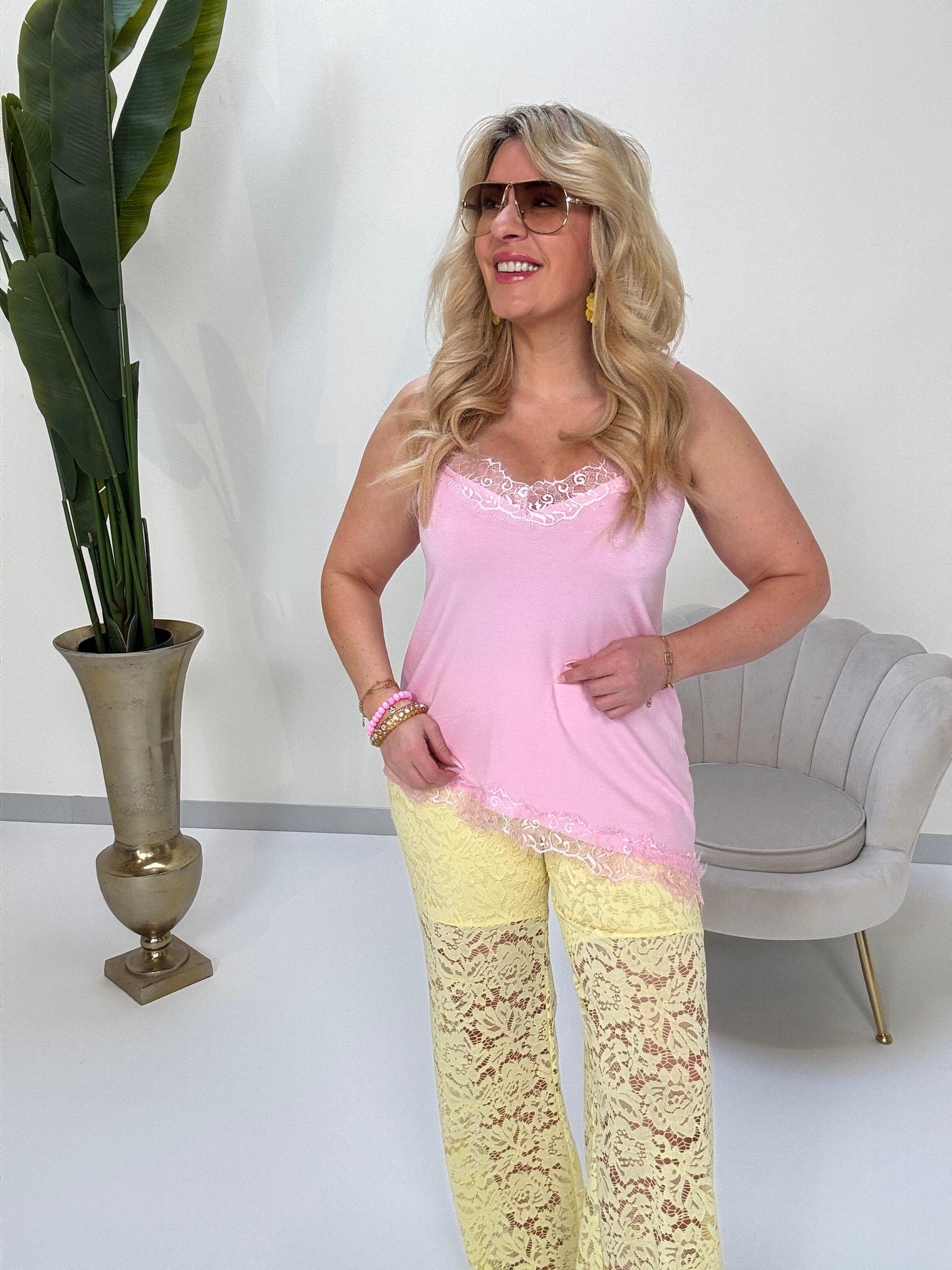 Top mit Spitze & Spaghettiträgern schräg rosa