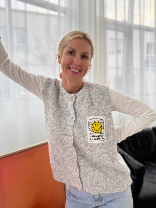 Kuschelige Strickweste mit Smiley Patch hellgrau