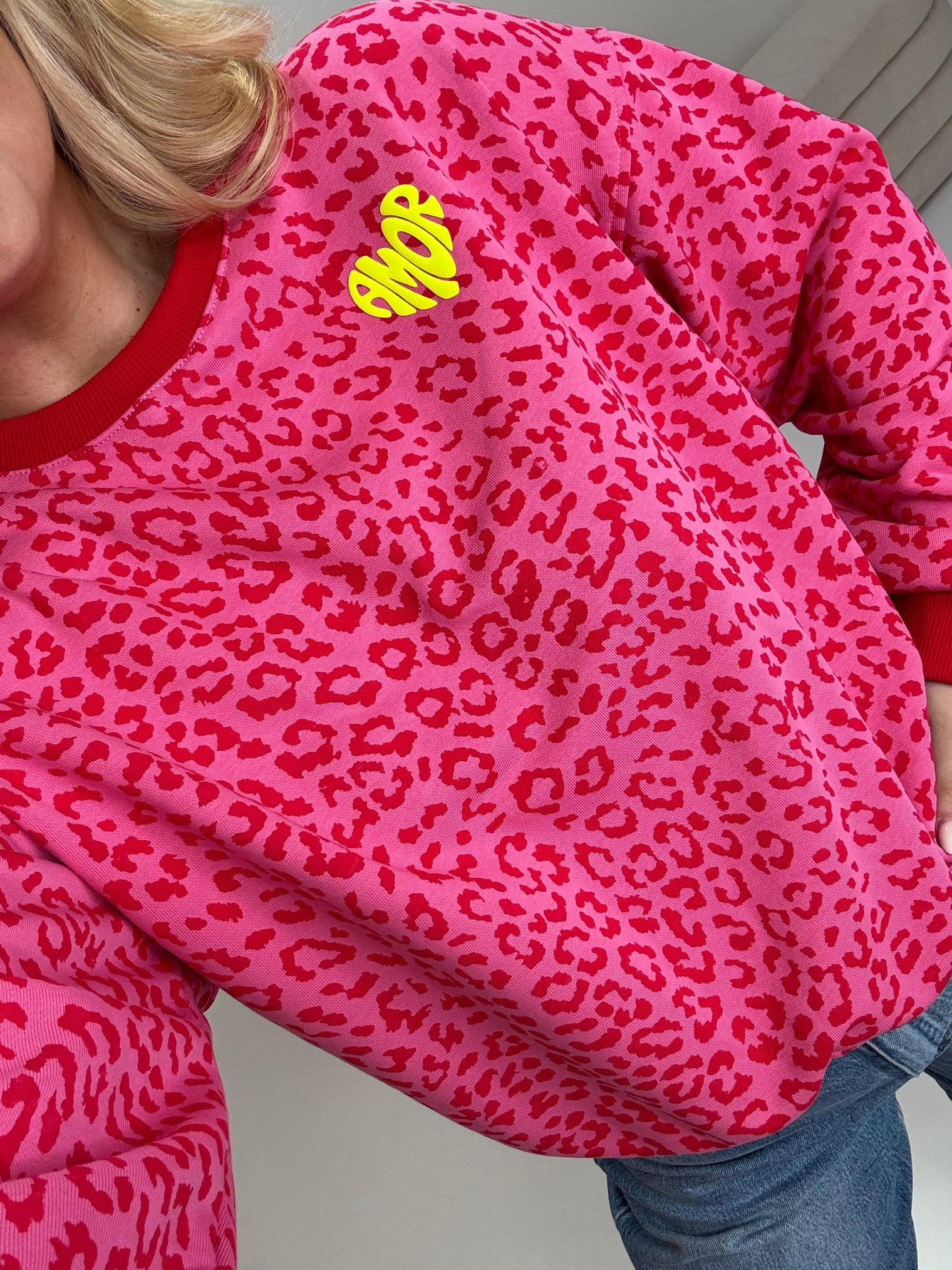 Sweater mit Rückenprint AMOR CLUB rot leo