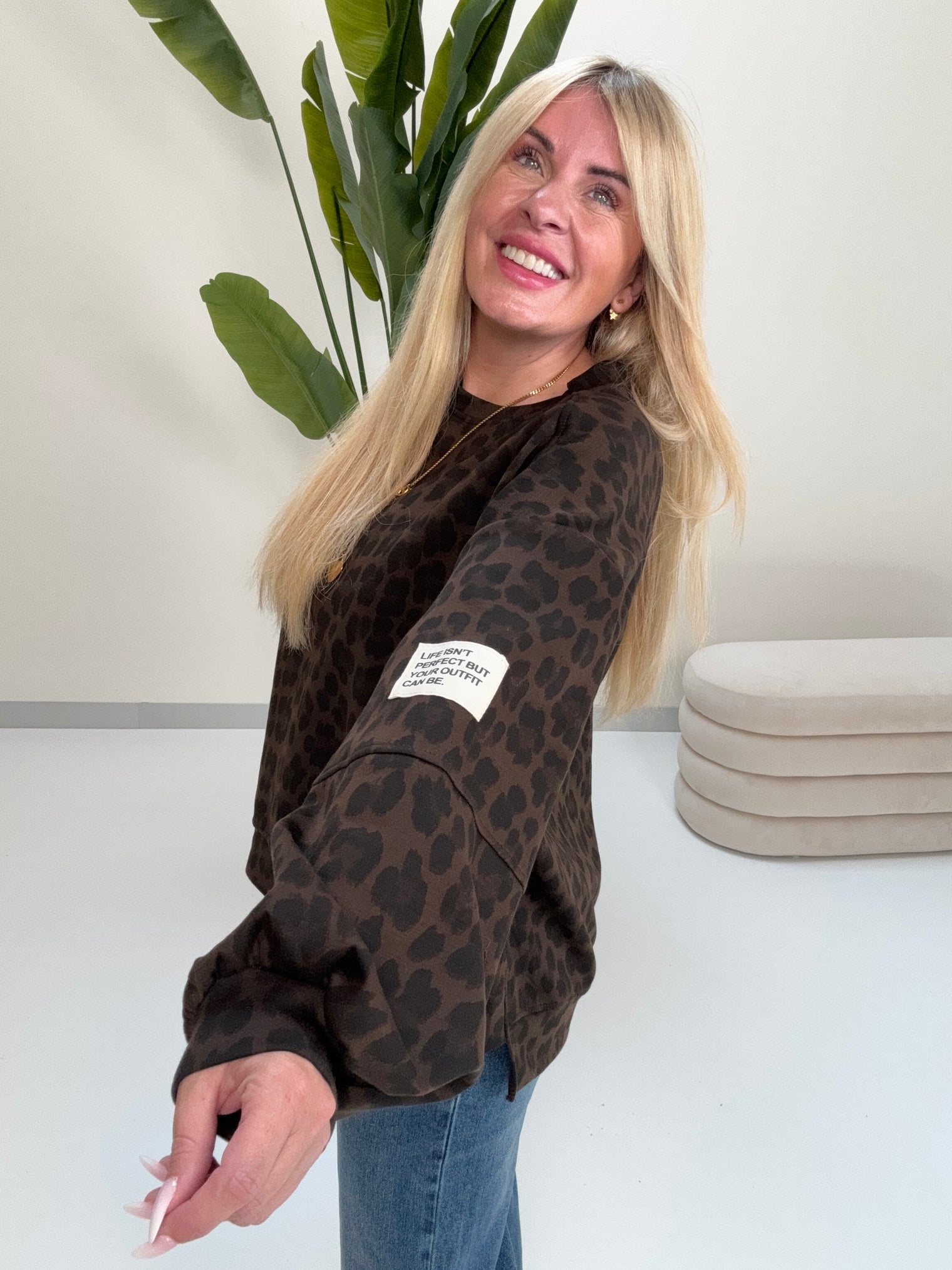Butterstoff Sweater mit Patch am Ärmel dark chocolate LEO schwarz/taupe
