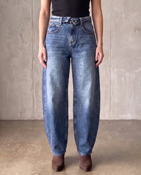 Ballon/Barrel Jeans mit umgeklapptem Fashion Bund light washed details