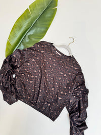 Butterstoff Pullover mit Crinkle Arm dark chocolate leo