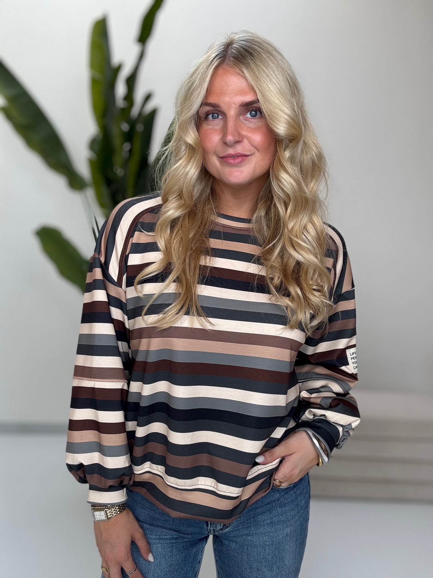 Butterstoff Sweater mit Patch am Ärmel schwarz/braun/beige/creme/grau