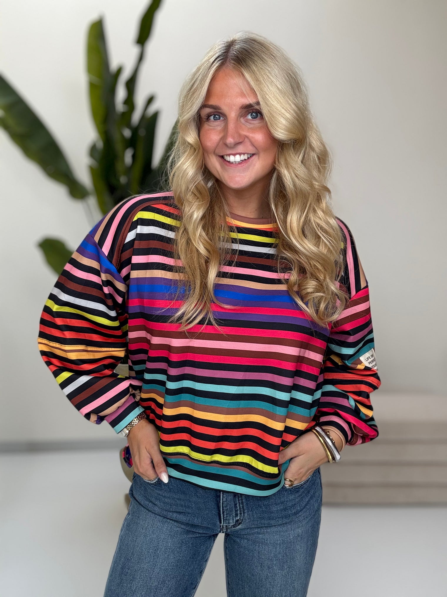 Butterstoff Sweater mit Patch am Ärmel schwarz/rainbow