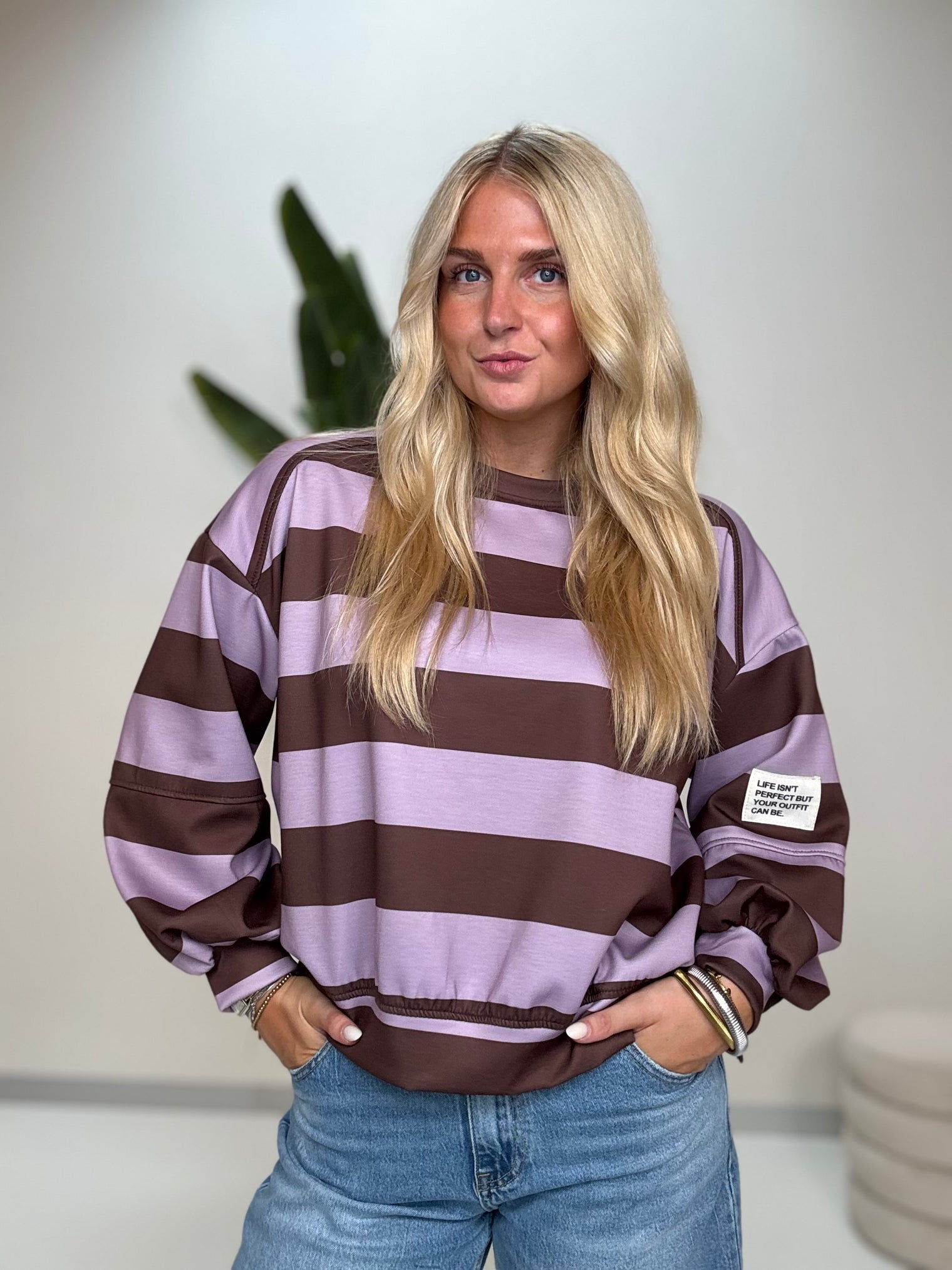Butterstoff Sweater mit Patch am Ärmel BIG STRIPES flieder/coffee