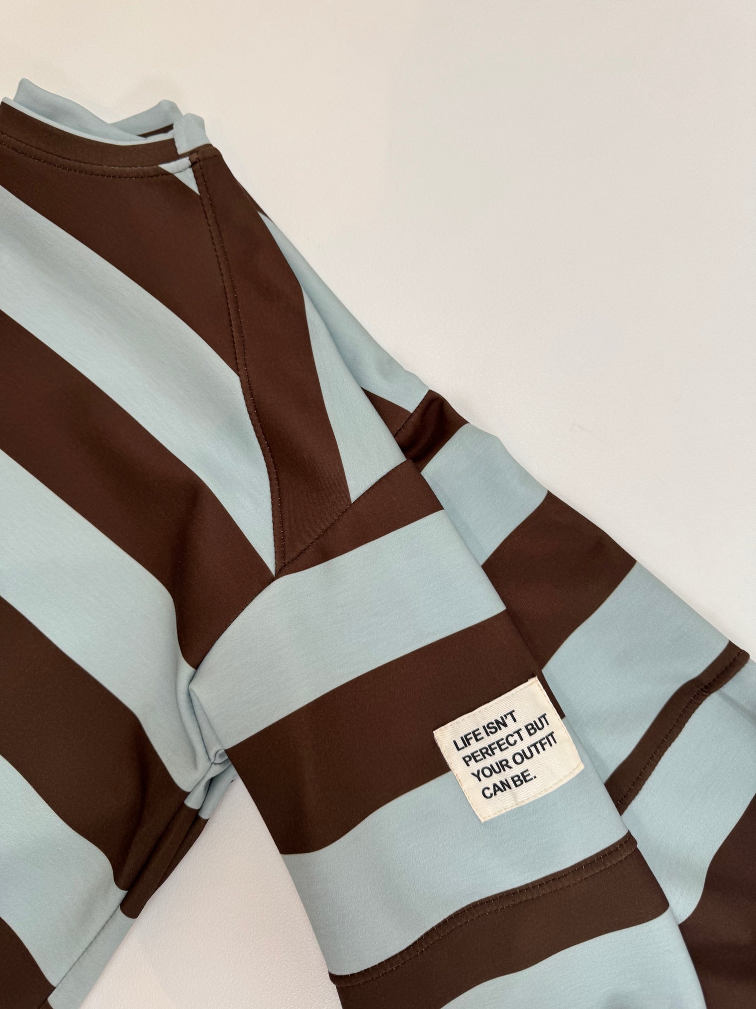 Butterstoff Sweater mit Patch am Ärmel BIG STRIPES mint/coffee
