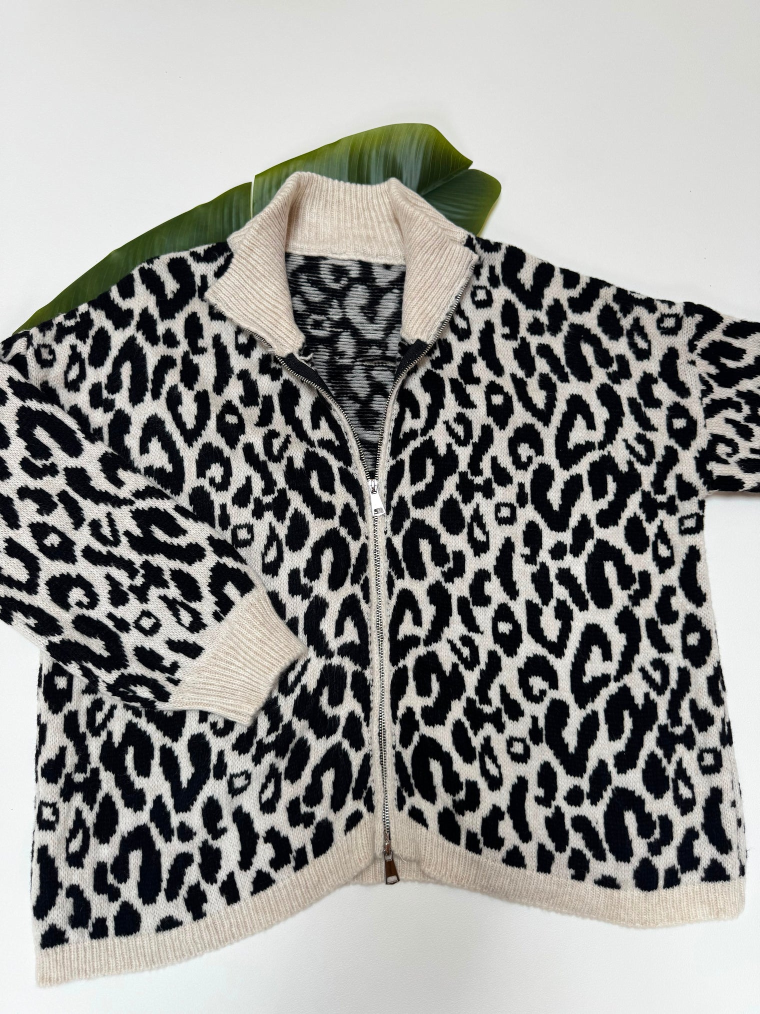 Zipper Strickjacke im angesagten Leo Muster schwarz/creme