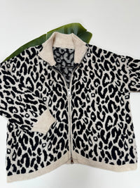 Zipper Strickjacke im angesagten Leo Muster schwarz/creme