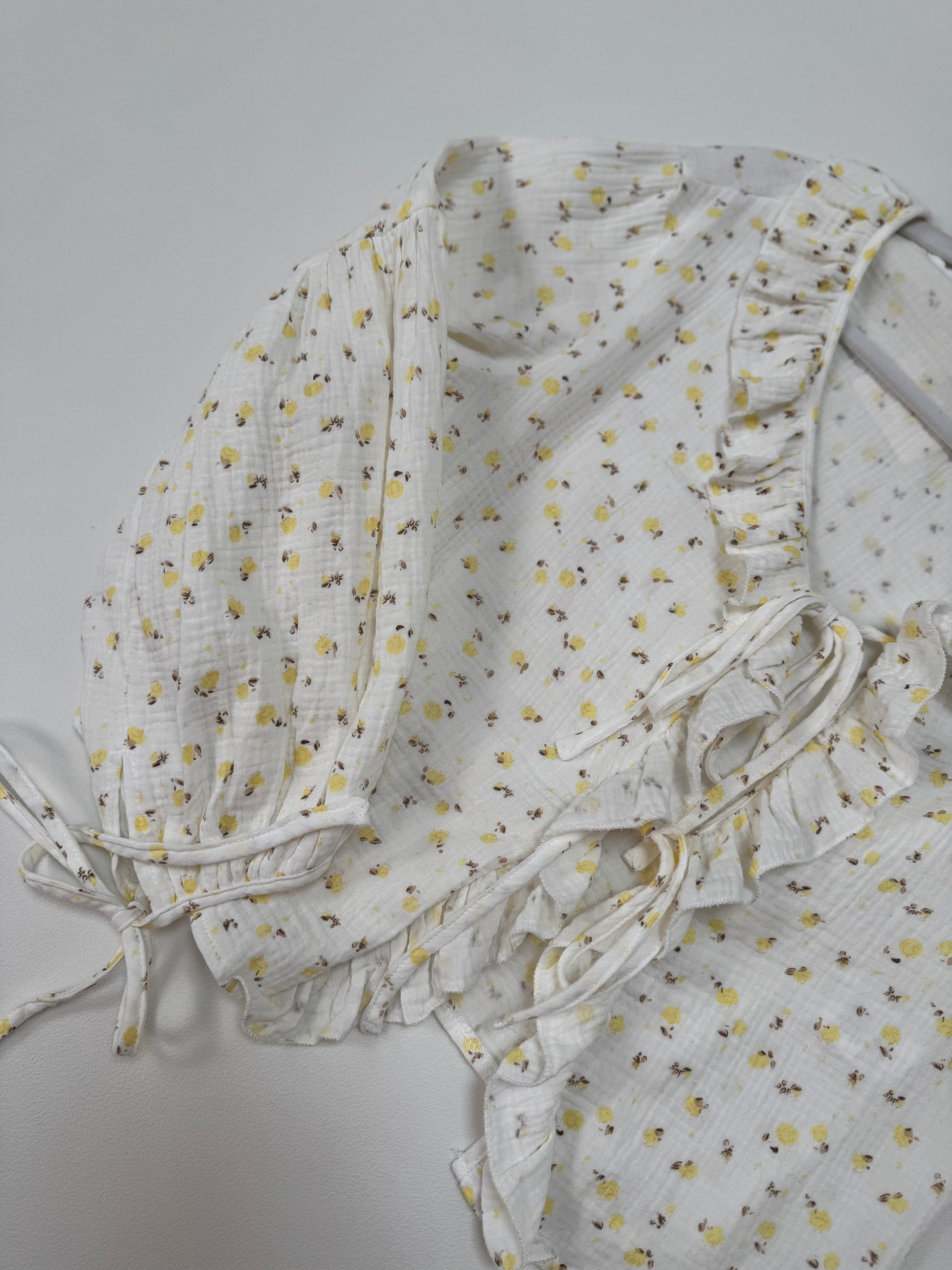 Musselin Bluse FLOWER KISS zum binden weiß/gelb