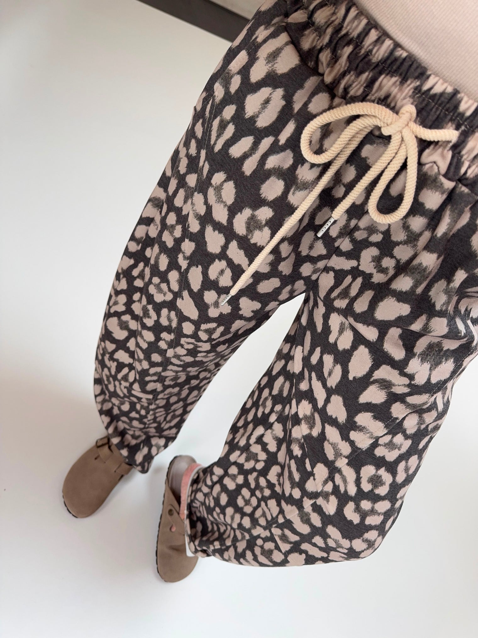 Stylische Barrel Hose LEO MYSTIQUE greige/grau mit Tunnelzug