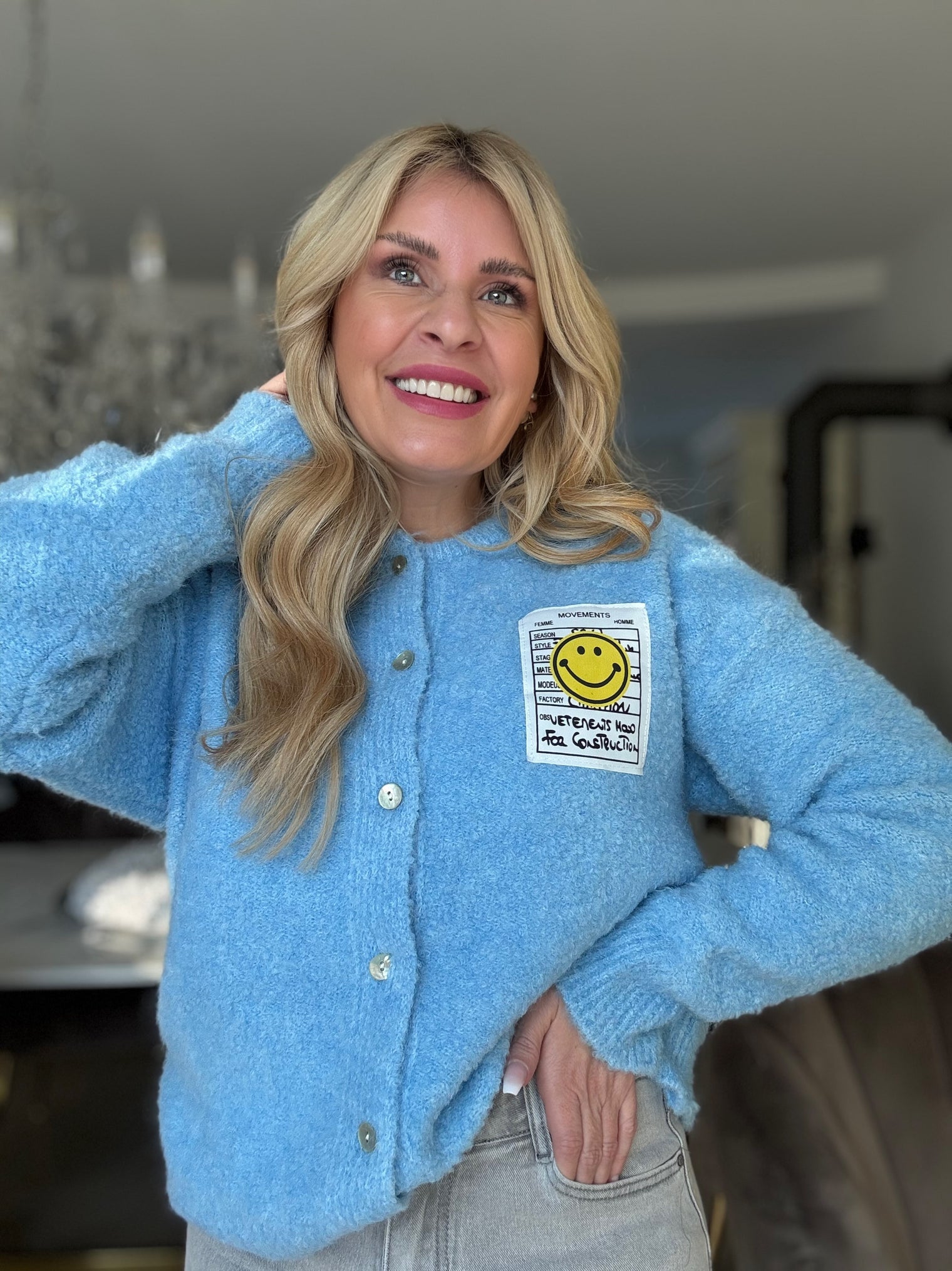 Kuschelige Strickjacke mit Smiley Patch blau