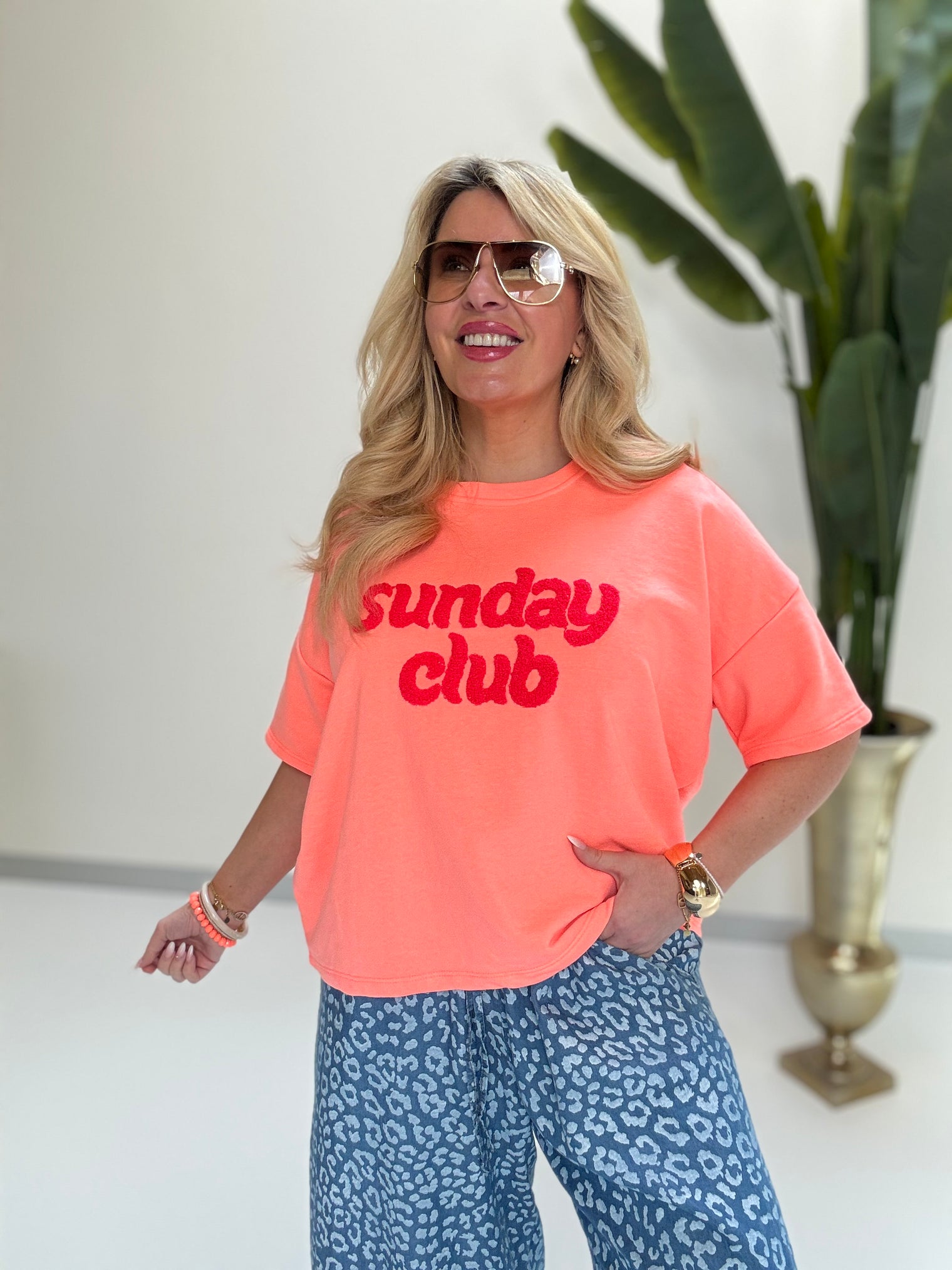 Kurz Arm Sweater Peach Neon  SUNDAY CLUB mit Neon Stickerei