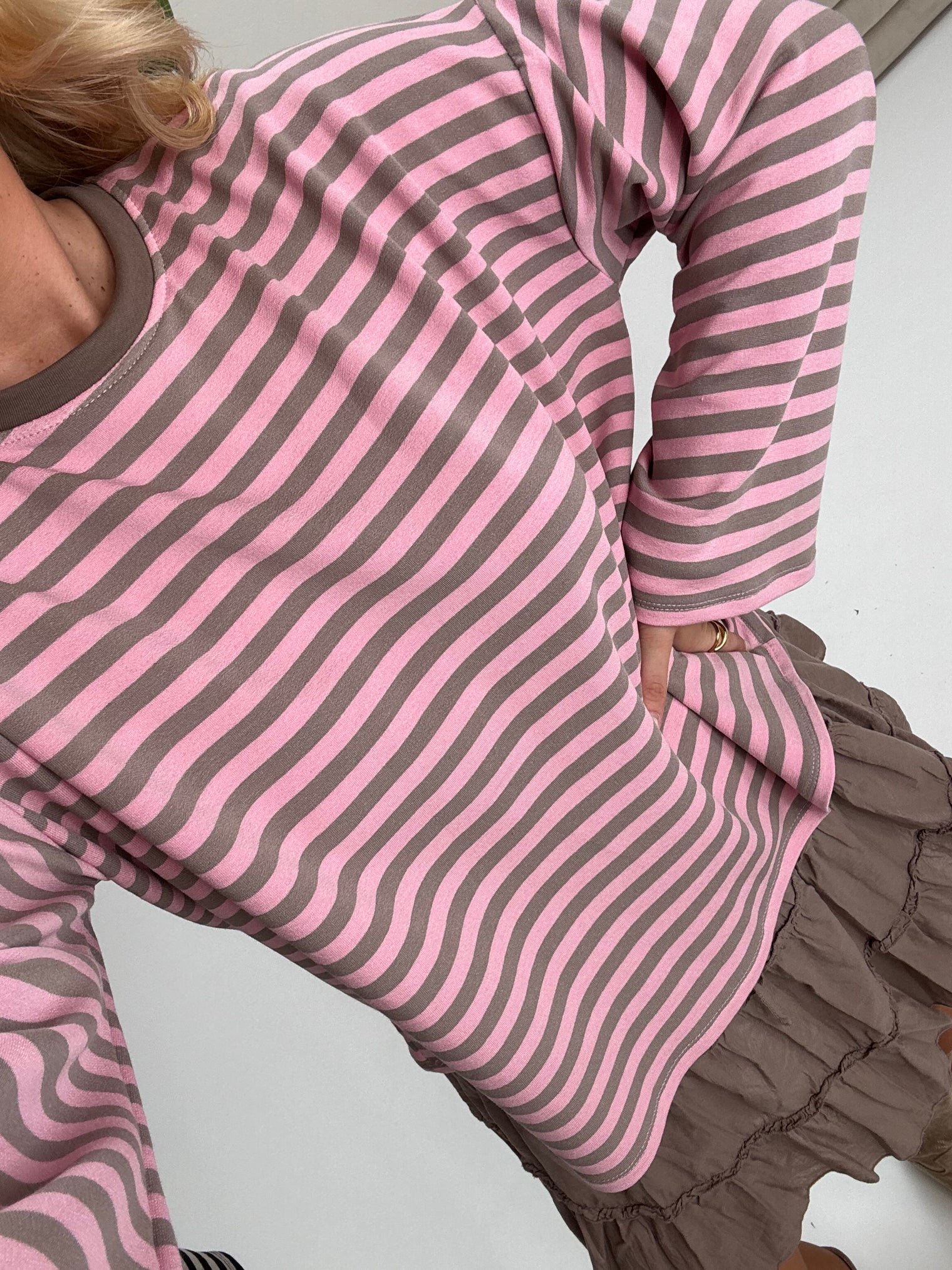 Longsleeve mit leicht ausgestelltem Ärmel STRIPES taupe/rosa