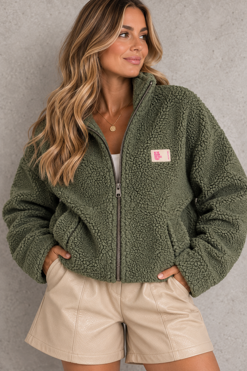 Kuschel Jacke mit Reißverschluss & Patch BE THE REASON FOR SMILES TODAY Kaki
