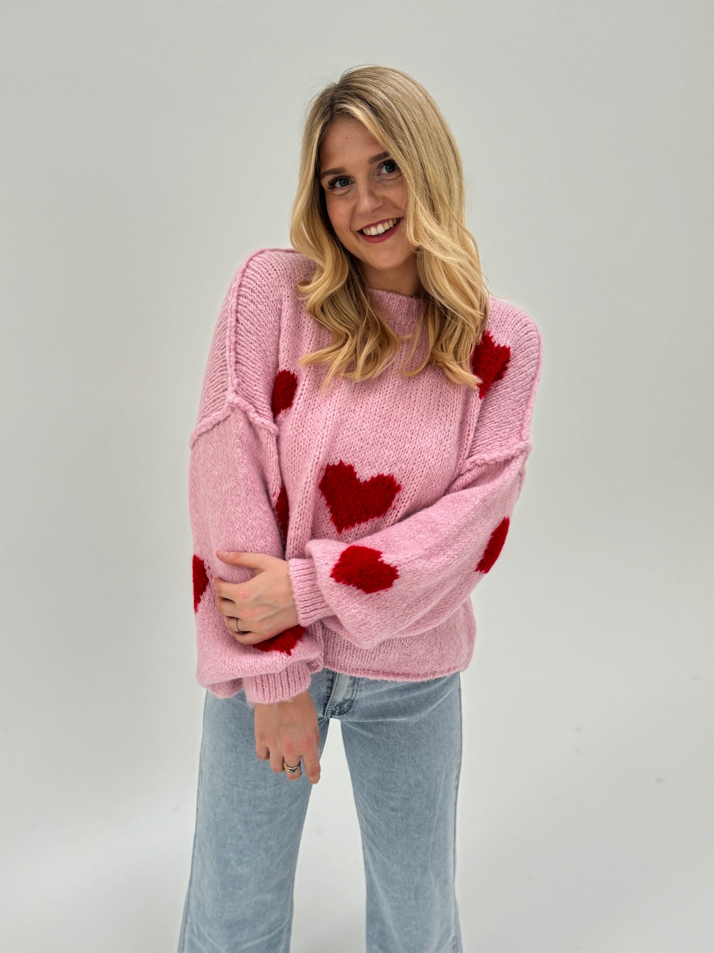 Kuschelweicher Pullover rosa mit roten Herzen