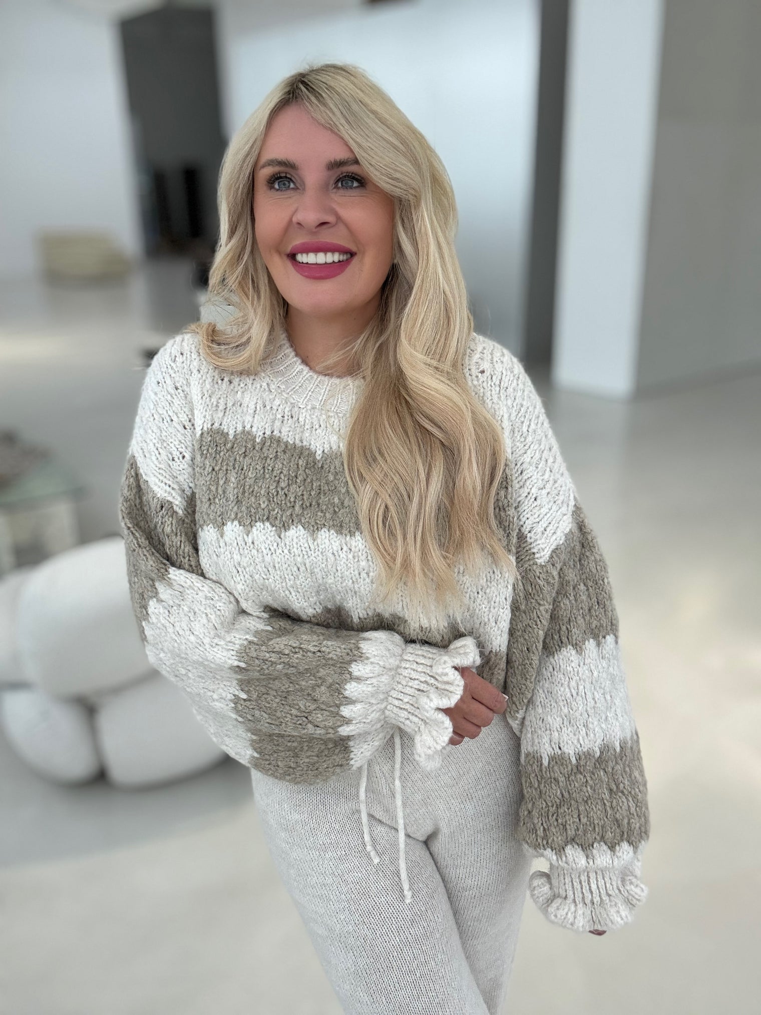 Kuschelweicher Strickpullover SOFT TAUPE weiß